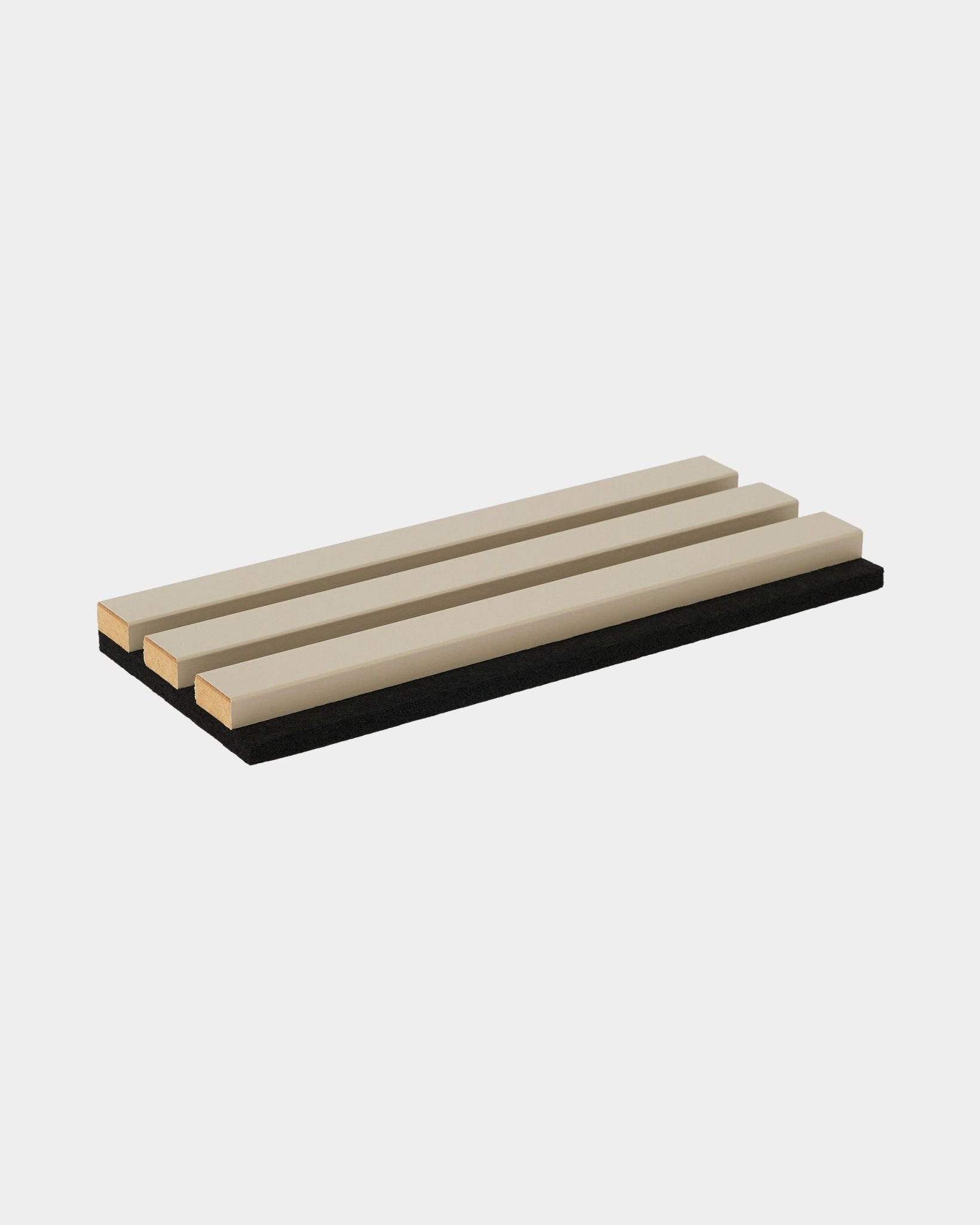 Das Hue | Sample / Stone von WoodUpp zeigt drei beige Holzlamellen auf einer flachen Basis aus black, dargestellt vor weißem Hintergrund.