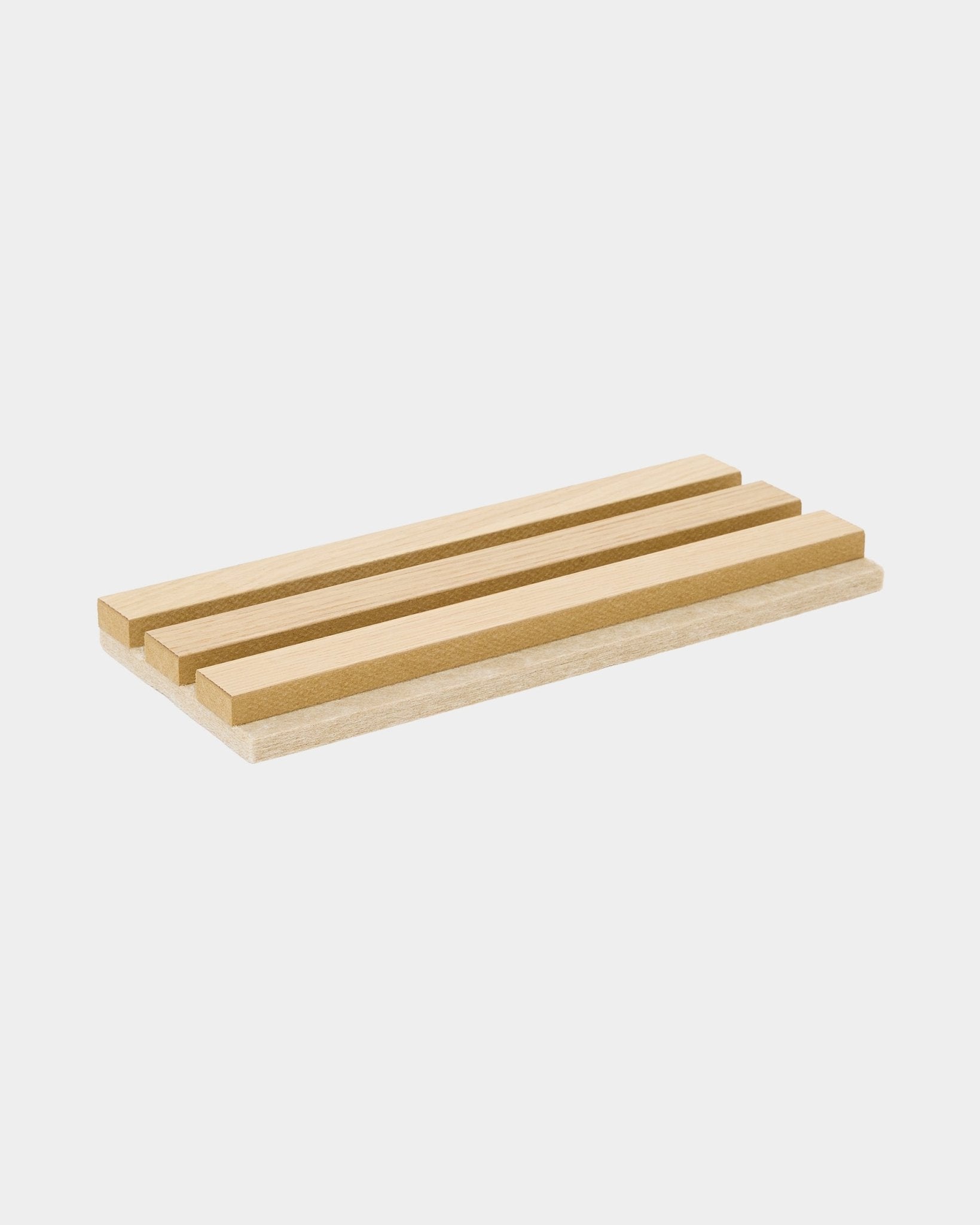 WoodUpp Tonal-Muster in Classic Oak mit Filzrückseite in beige, ein rechteckiges Akustikpaneel mit drei erhöhten Holzleisten für Organisation oder Präsentation im Zuhause.