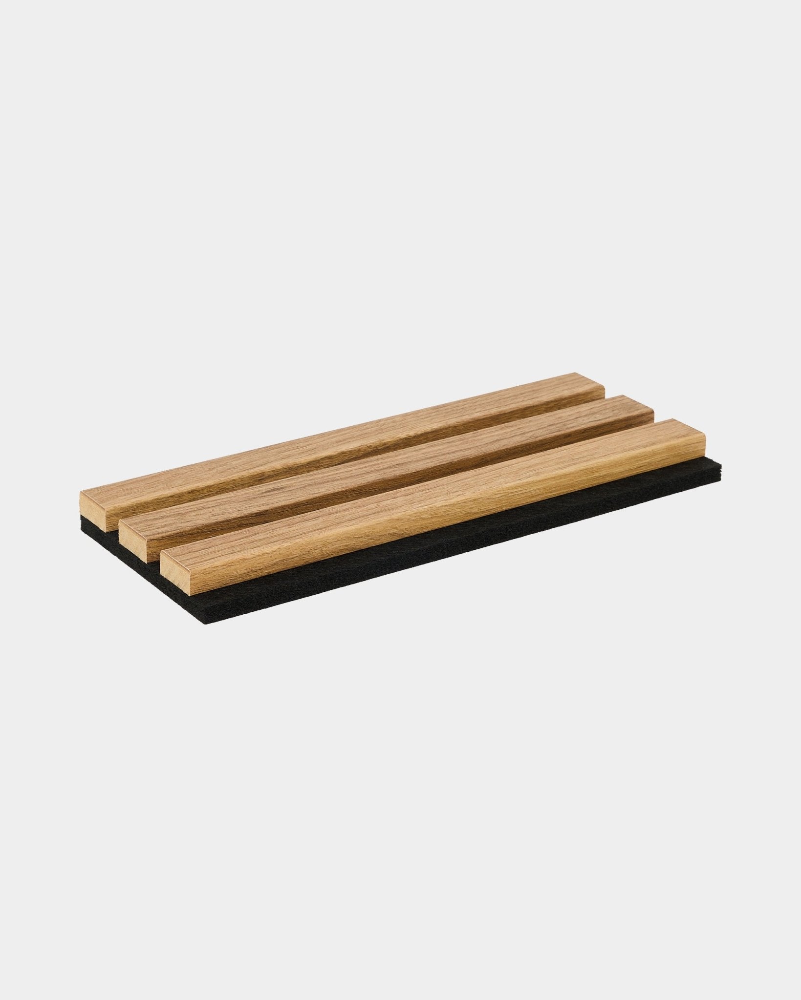WoodUpp Essential Mustertablett in English Oak mit drei Holzlamellen auf einer black Basis, das nordischen Stil und die Materialoberfläche für Akustikpaneele zeigt.