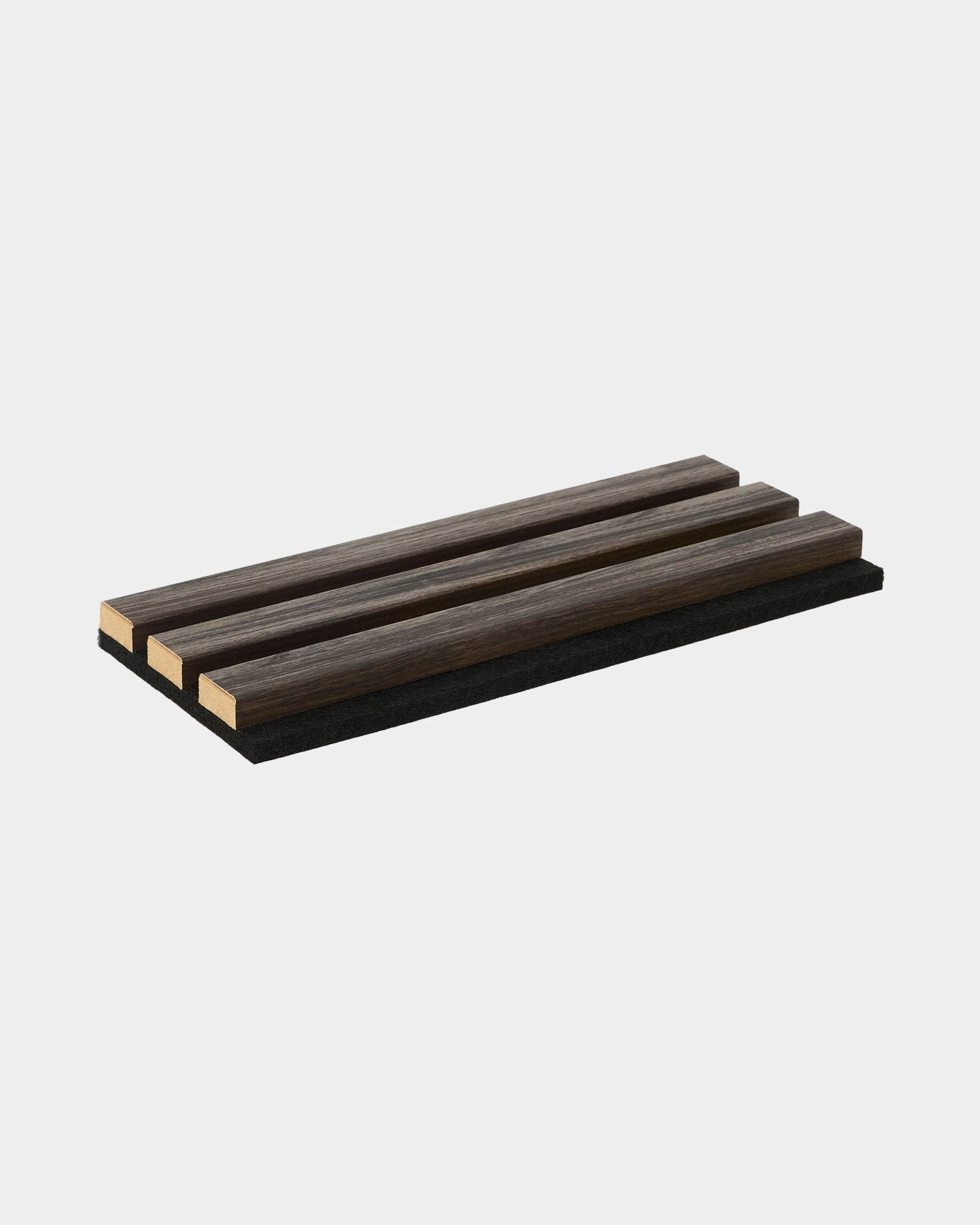 WoodUpp Essential Muster in Black Oak, ein rechteckiger Untersetzer mit drei Holzlamellen, der als Ergänzung zu nordischen Akustikholzpaneel-Kollektionen entworfen wurde.