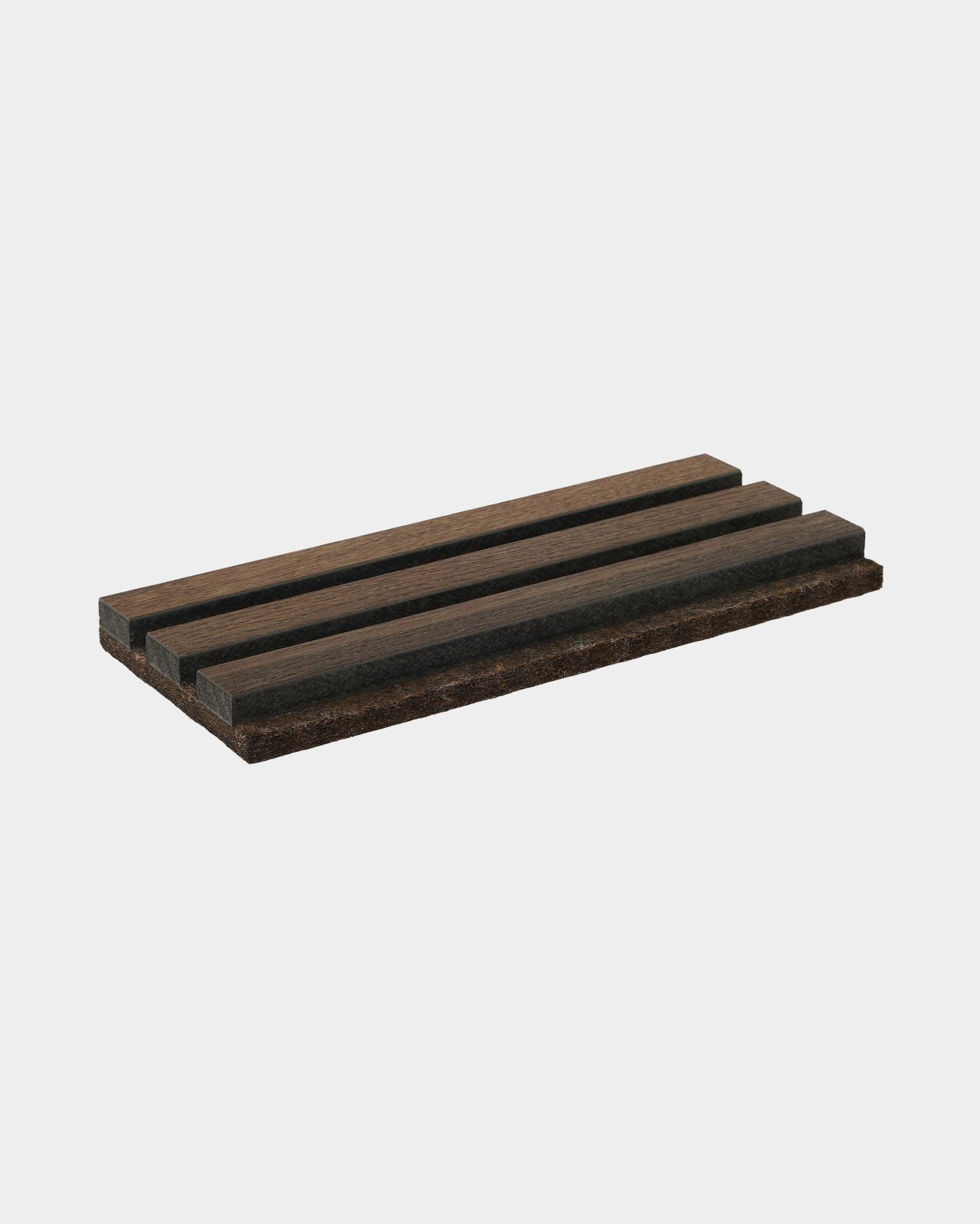 WoodUpp Tonal Seifenschale in dunklem smoked oak, gefertigt aus natural wood, hat drei parallele Rillen; ein Accessoire, das die Kollektionen Akupanel ergänzt.