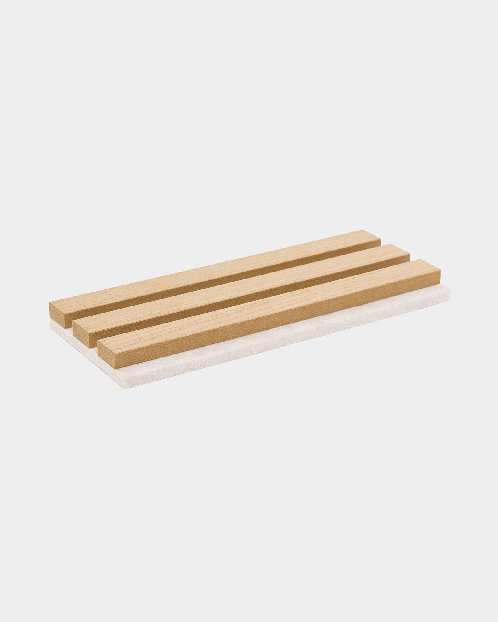 Rechteckige Seifenschale aus Holz mit drei Leisten, passend zu den WoodUpp-Akupanel-Mustern in Natural Wood oder Classic Oak mit hellem beige-Filz.
