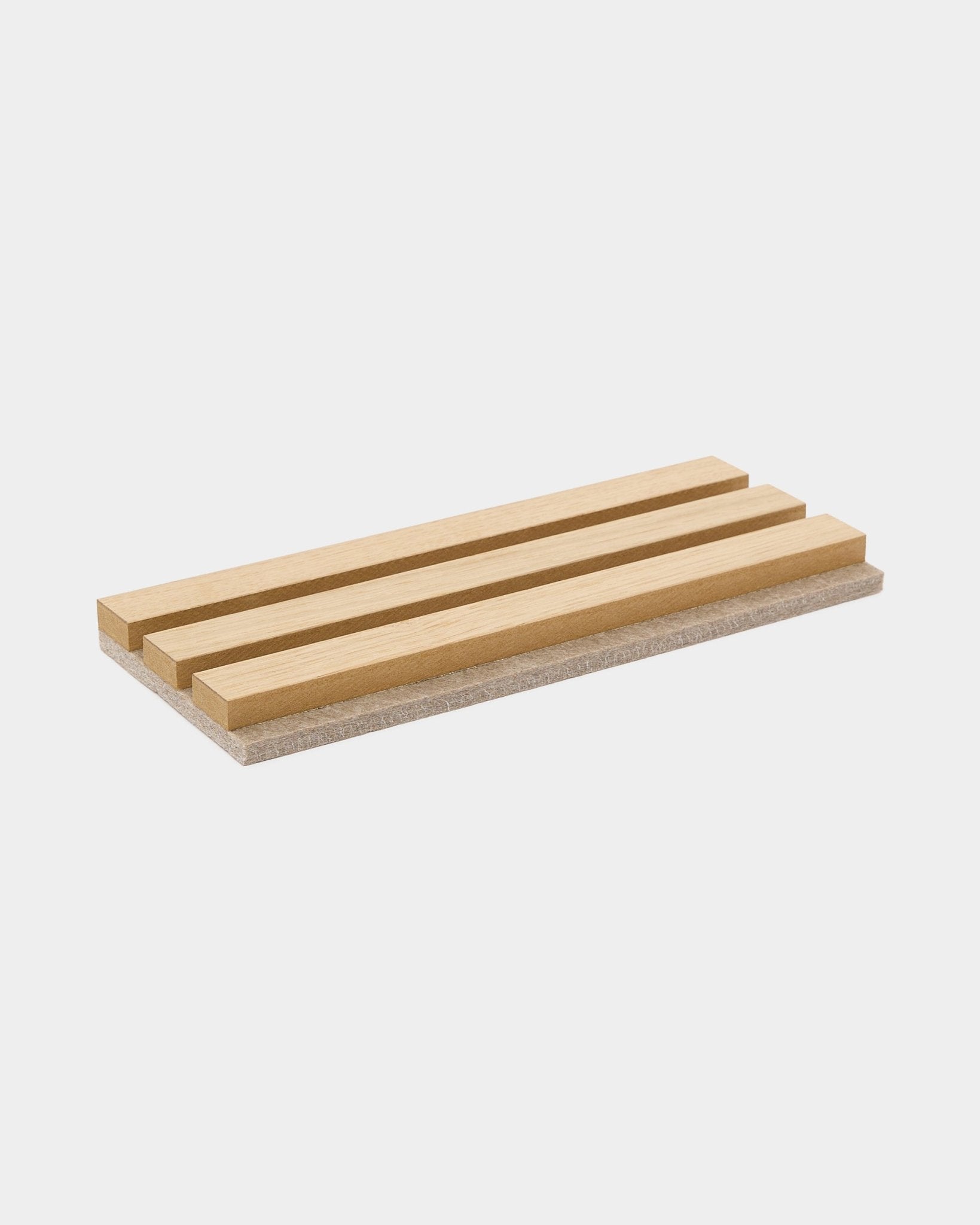 WoodUpp-Farbmuster: Rechteckige Seifenschale aus Holz mit drei erhöhten Holzleisten auf einer hellen Basis, damit feste Seife trocken bleibt.