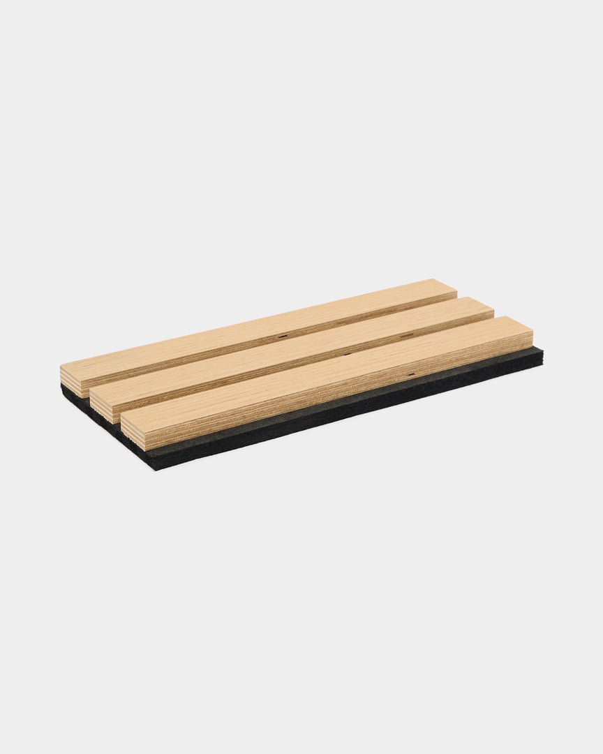 Drei parallele WoodUpp Akupanel Akustikpaneele in Natural Oak, mit Brandschutzklasse B,s1-d0, auf einer black Basis montiert, vor weißem Hintergrund dargestellt.