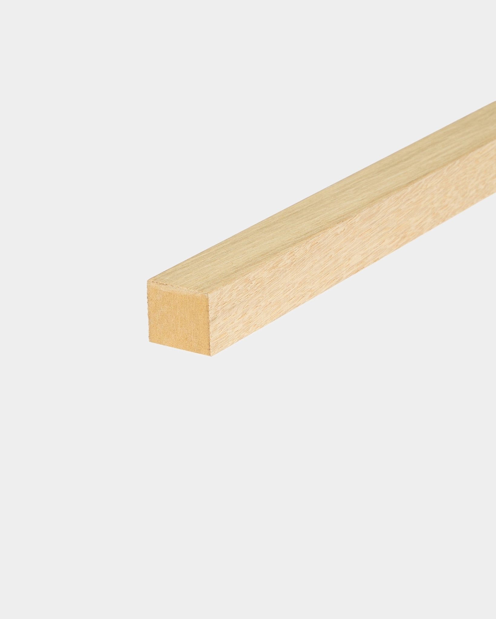 WoodUpp End Lamella in Classic Oak, 2,2 cm stark, entwickelt für die Akupanel Akustikpaneel Montage oder MDF-Rahmen, dargestellt vor einem schlichten weißen Hintergrund.