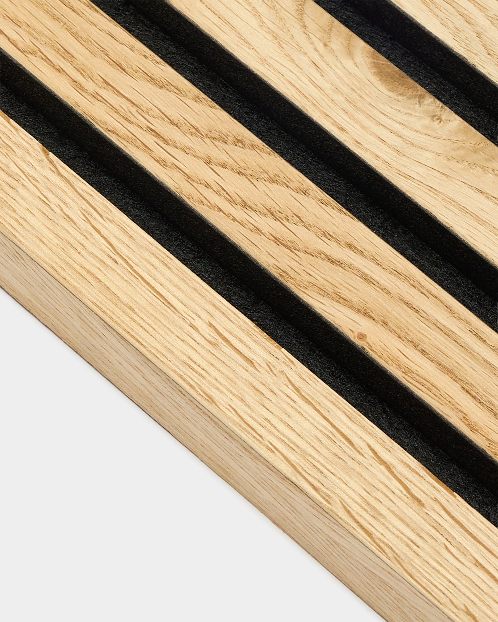 Nahaufnahme der WoodUpp Akupanel End Lamella in rustikalem natural oak, 2,2 cm stark, mit diagonalen black Rillen und sichtbarer natural wood Maserung.