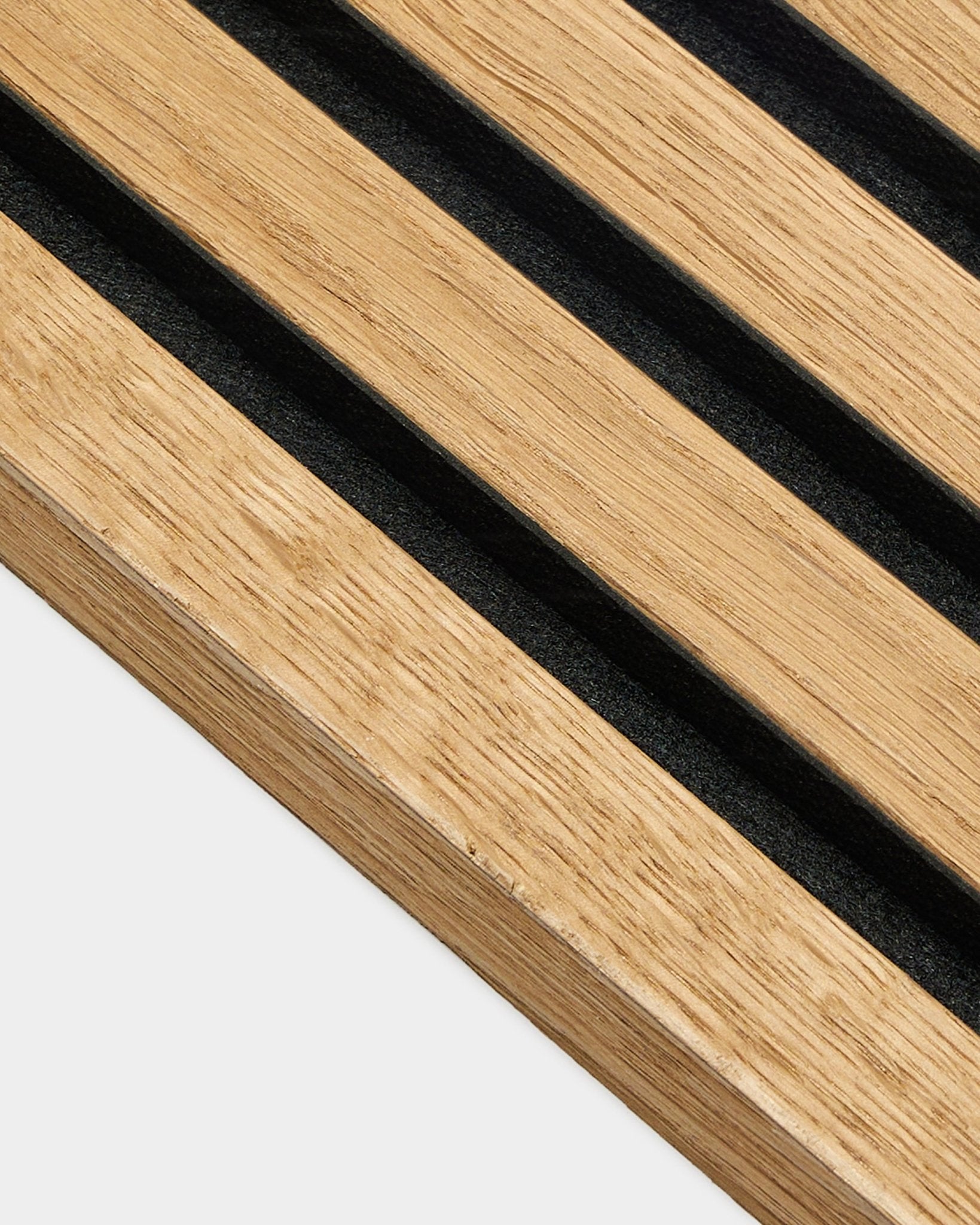 Nahaufnahme des WoodUpp End Lamella Paneels in Rustikaler Brown Eiche (2,2 cm), entwickelt für Akupanel Akustikinstallationen mit gleichmäßig angeordneten Lamellen an einer hellen Wand.