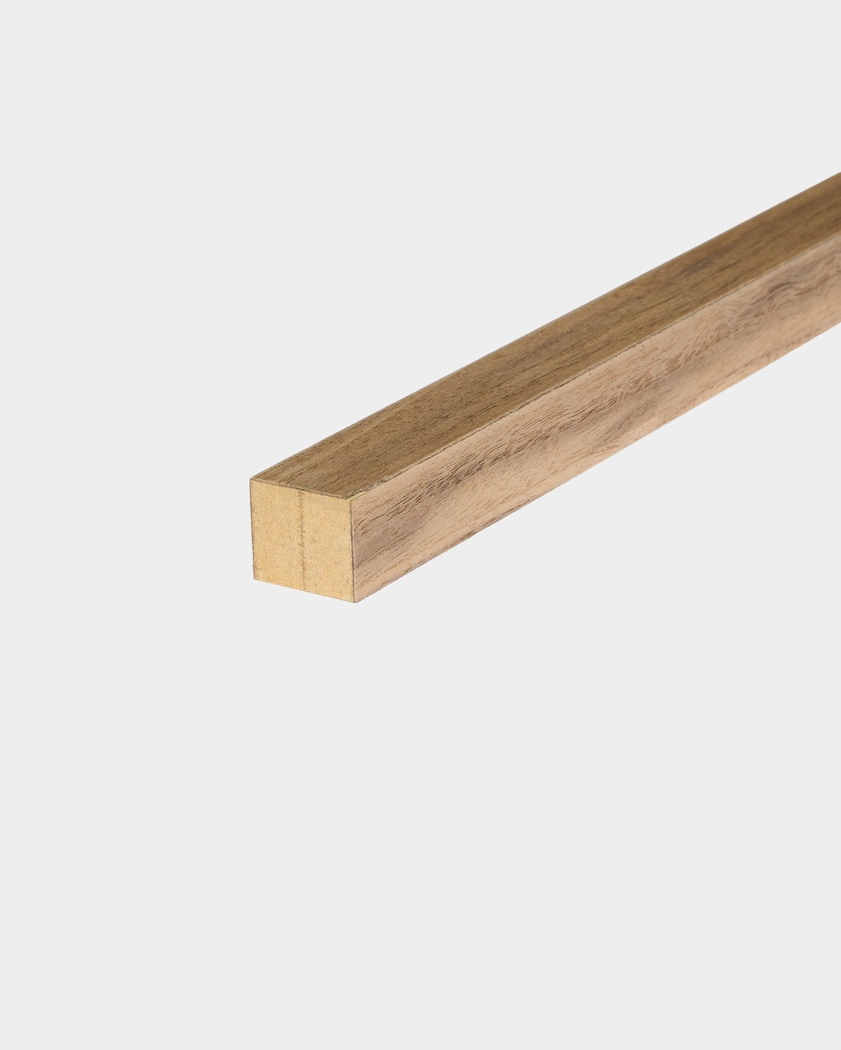 WoodUpp End Lamella in Walnuss, Holzstab mit 2,2 cm Durchmesser und glatter Oberfläche zur Verwendung mit Akustikpaneel-Wänden oder MDF-Rahmeninstallationen.