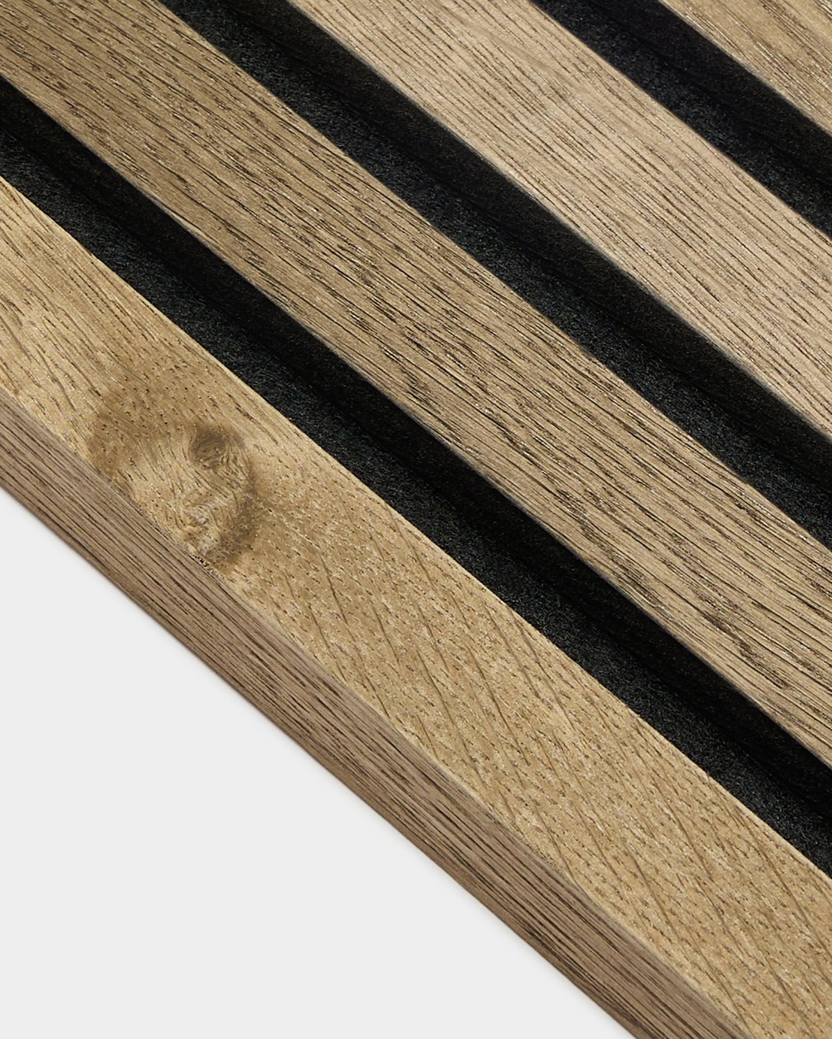Nahaufnahme der WoodUpp Akupanel End Lamella in Rustic Grey Oak, 2,2 cm breites MDF-Akustikpaneel mit black Rillen und sichtbarer Holzmaserung vor hellgrauem Hintergrund.