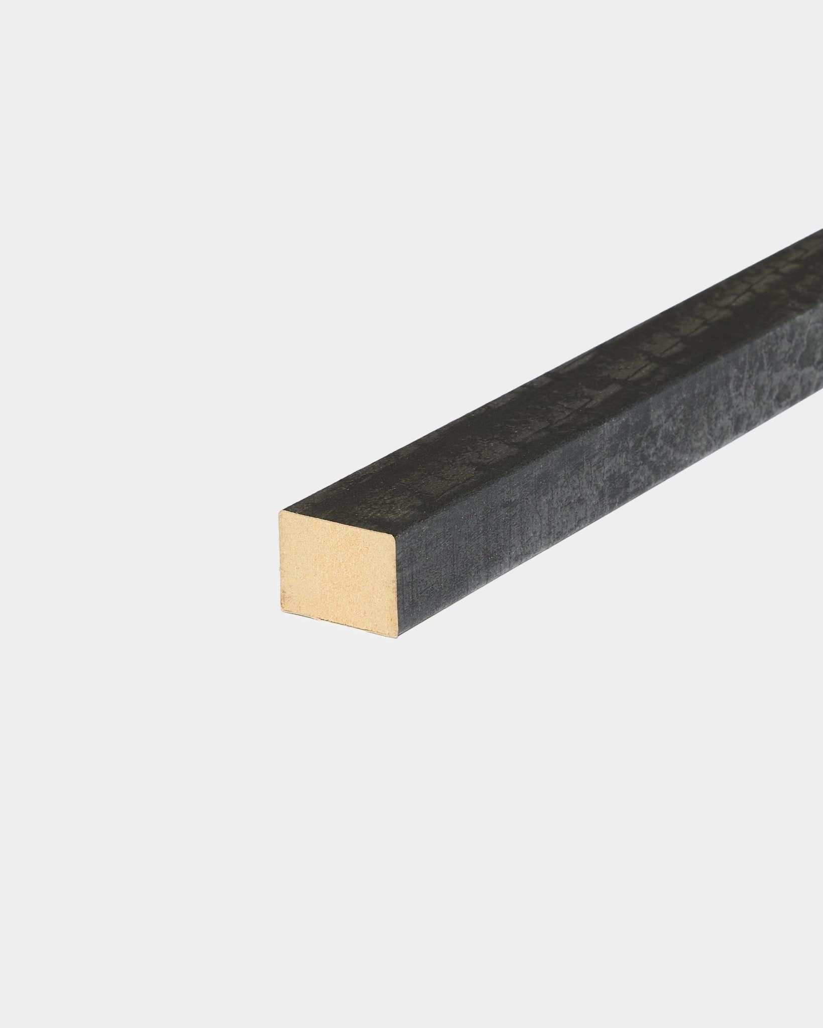 WoodUpp Akupanel End Lamelle in Anthrazit, 2,2 cm stark, entwickelt für die Verwendung mit Akustik-Holzpaneelen oder Wandprojekten, dargestellt vor weißem Hintergrund.