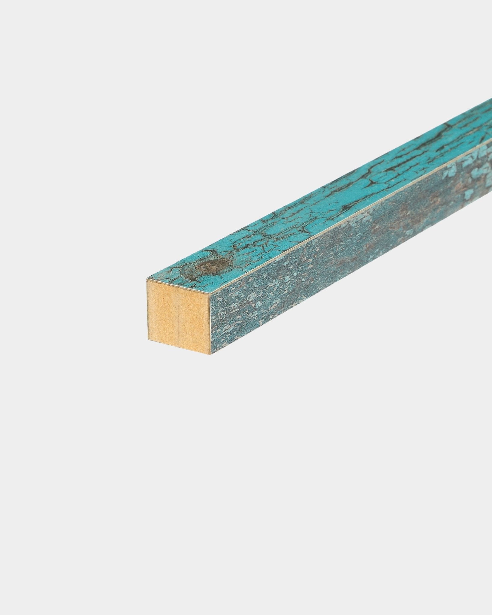 WoodUpp Akupanel End Lamella in Oxidblau, 2,2 cm, entwickelt, um Akzente auf Akustikpaneelen oder MDF-Rahmen mit sichtbarer Holzoberfläche zu setzen.