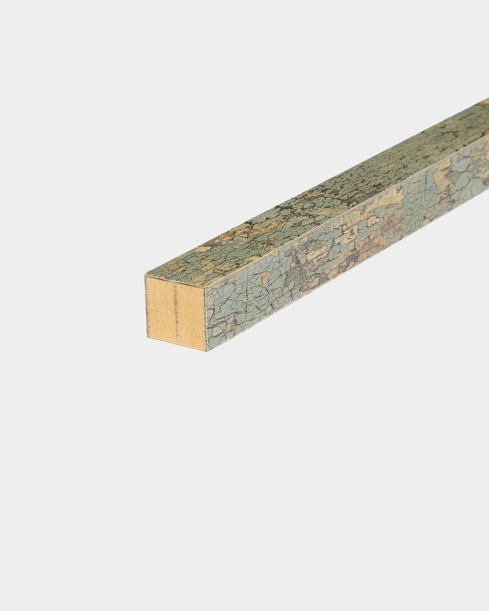 WoodUpp End Lamella in Oxide Grey, 2.2 cm: quadratischer, MDF-gerahmter Stab mit rissiger grünlicher Oberfläche, als Abschlussstück für Akupanel Akustikpaneele gestaltet.