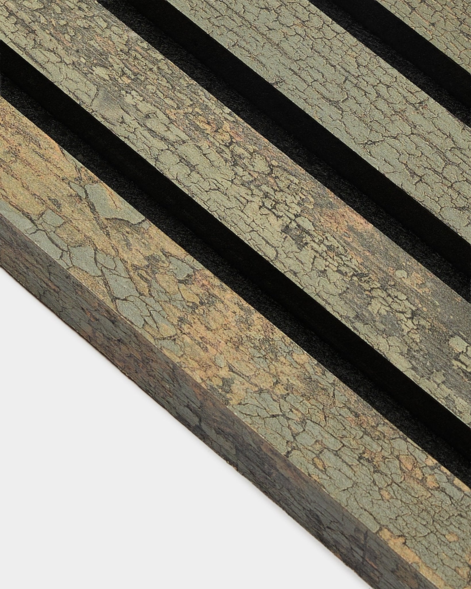 Nahaufnahme der WoodUpp Akupanel End Lamella in Oxide Grey, 2.2 cm, die die strukturierte Akustikpaneel mit black Rillen auf einer erdig getönten Oberfläche zeigt.