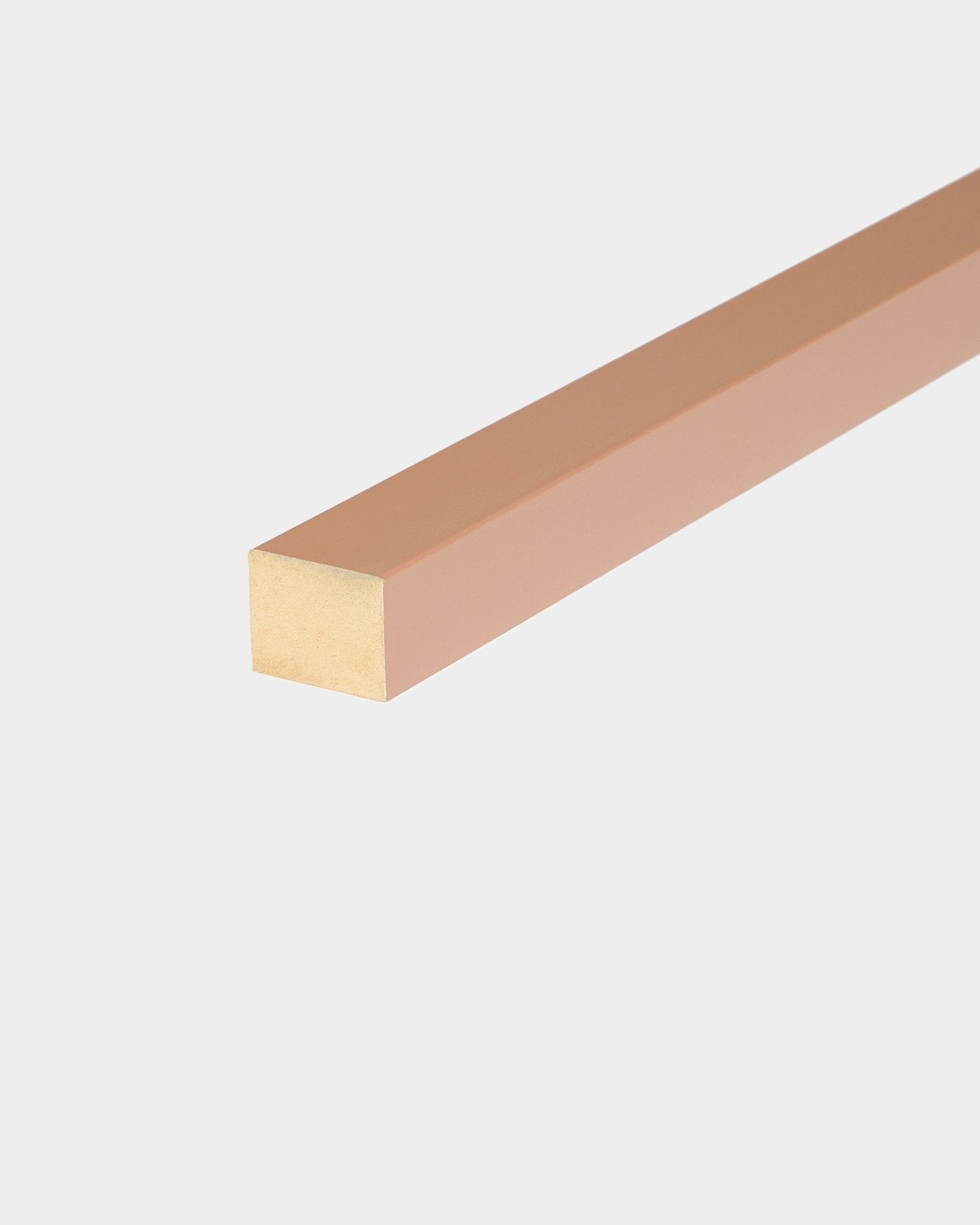 WoodUpp End Lamella in Clay-Finish, 2,2 cm breit, zur Verwendung mit Akupanel Akustikpaneelen oder zum Bau von MDF-Rahmen; Teil der Nordic Akustikholz-Kollektion.