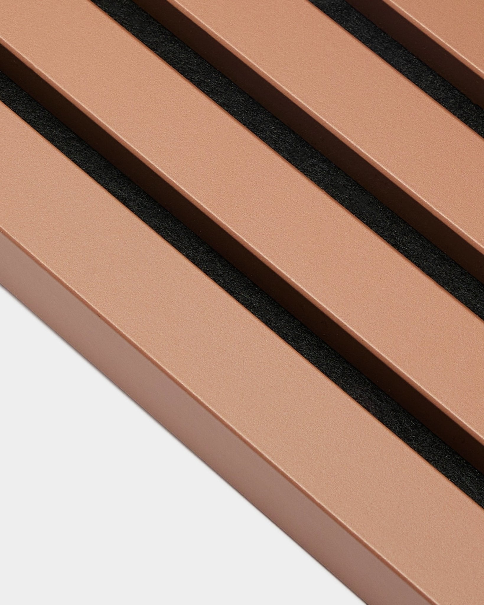 WoodUpp Akupanel End Lamella in Clay, 2,2 cm dick, mit bronzefarbenen Metalllamellen und black Zwischenräumen, entwickelt für die Wandmontage mit Akustikpaneel oder Akupanel.