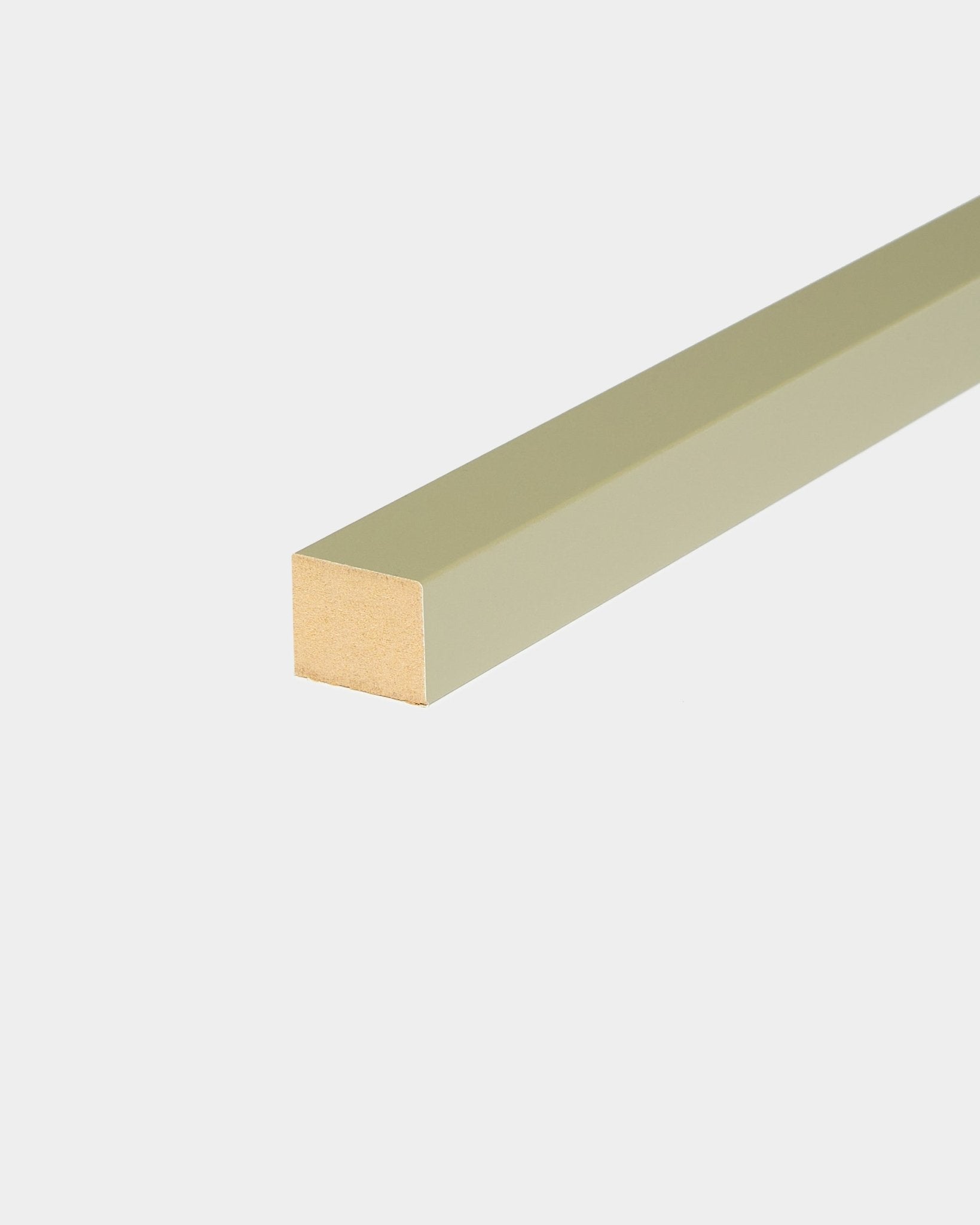 WoodUpp End Lamella in Moss, 2,2 cm: langer Dübel mit grüner Oberfläche und sichtbaren Holzenden, entwickelt für die Montage in Akupanel Akustikpaneel oder MDF-Rahmen.