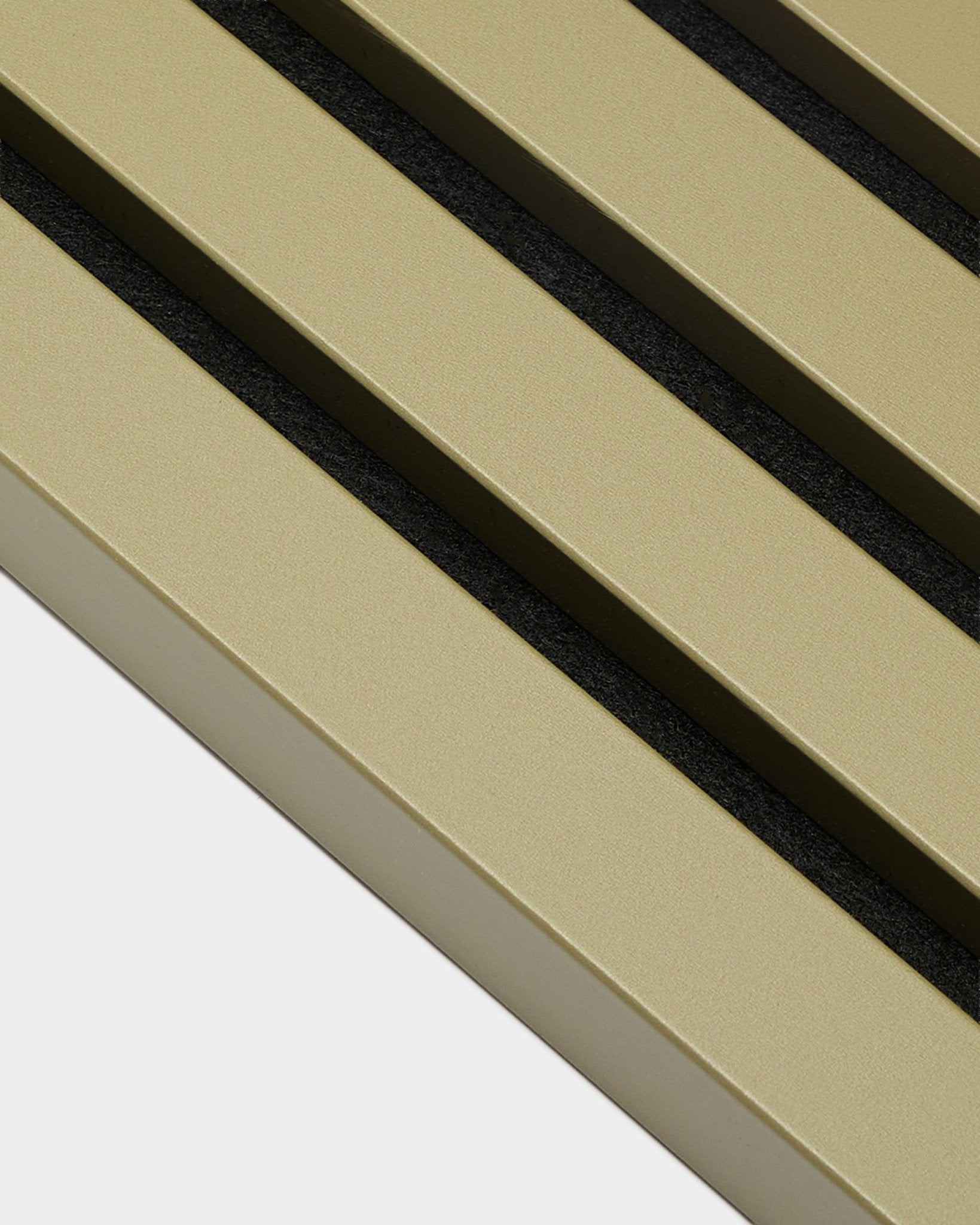 Nahaufnahme von WoodUpp Akupanel End Lamella in Moss, 2,2 cm: goldfarbene metallische Akustikpaneel mit drei parallelen diagonalen black-Nuten.
