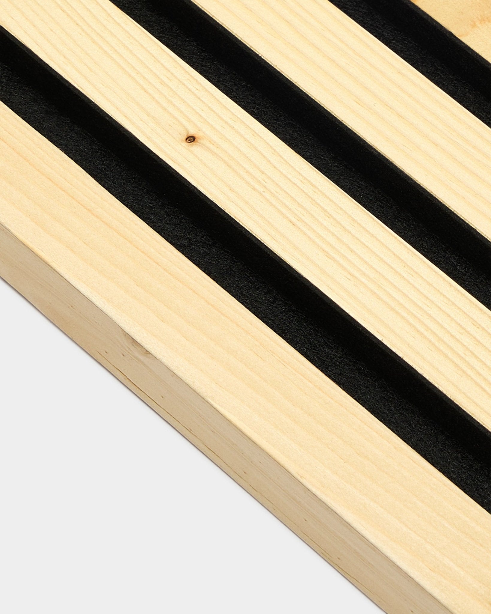 WoodUpp Alp Akustikpaneel (2,2 cm) mit parallelen Filznuten black und MDF-Rahmen, vor einem schlichten weißen Hintergrund dargestellt. Nordisches minimalistisches Design.