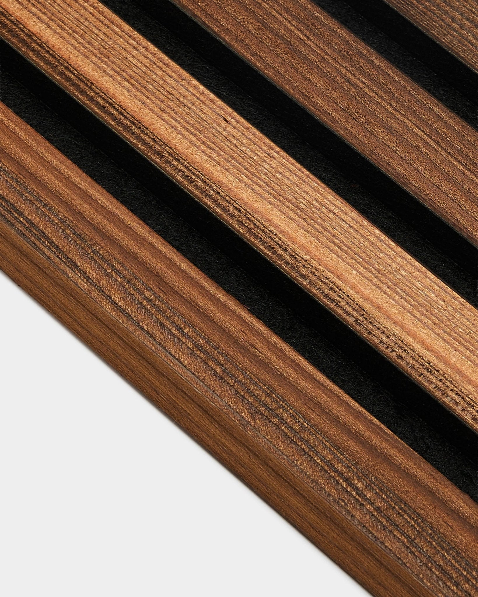 Nahaufnahme der WoodUpp End Lamella Rustic Smoked Larch (2,2 cm), entwickelt für die Montage von Akupanel Akustikpaneel; natürliche Maserung und geräucherte Oberfläche sind zu sehen.