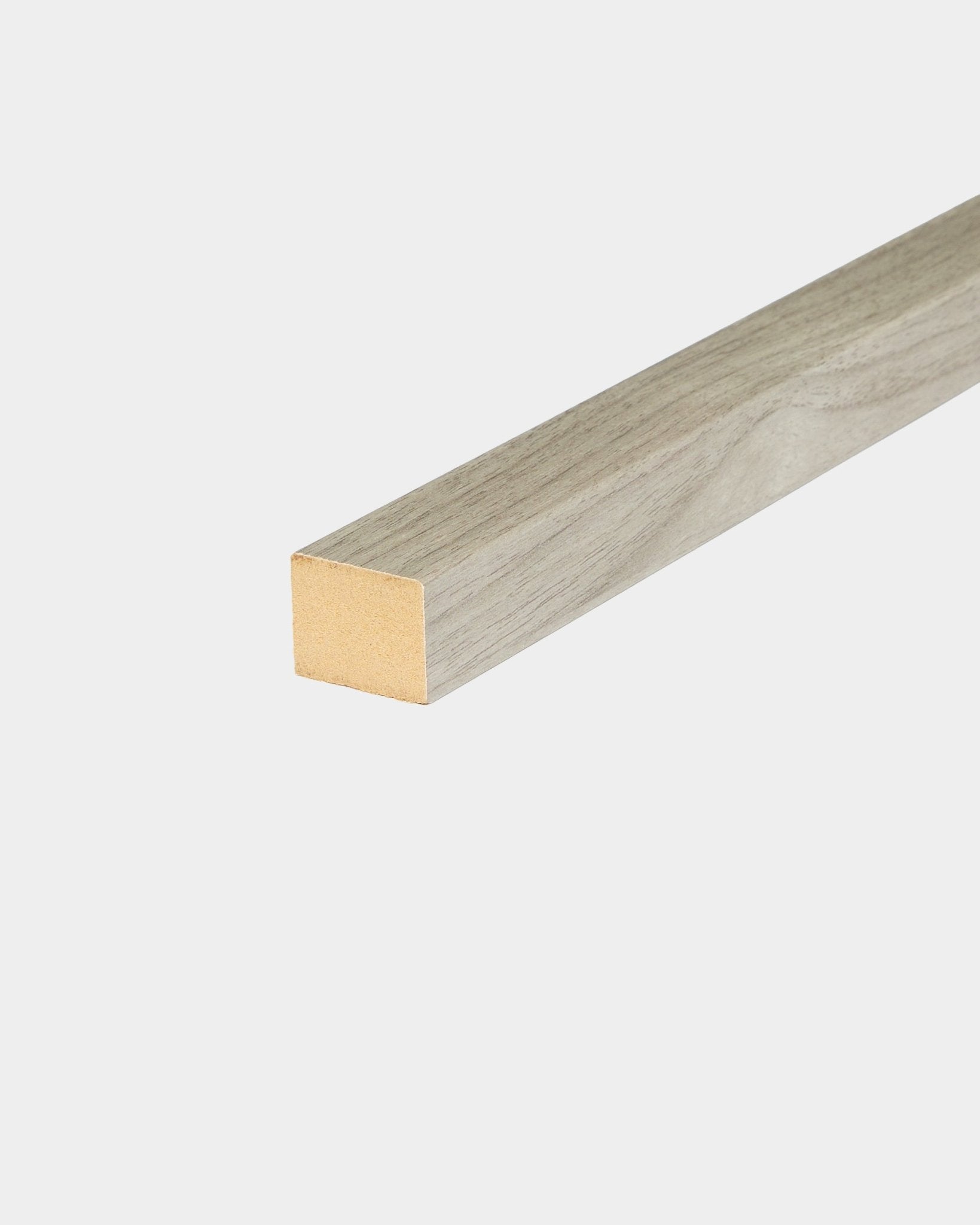 WoodUpp End-Lamelle in Weathered Oak, 2,2 cm breit, entwickelt für MDF-Rahmen oder die Installation von Akupanel Akustikpaneel, dargestellt vor schlicht weißem Hintergrund.