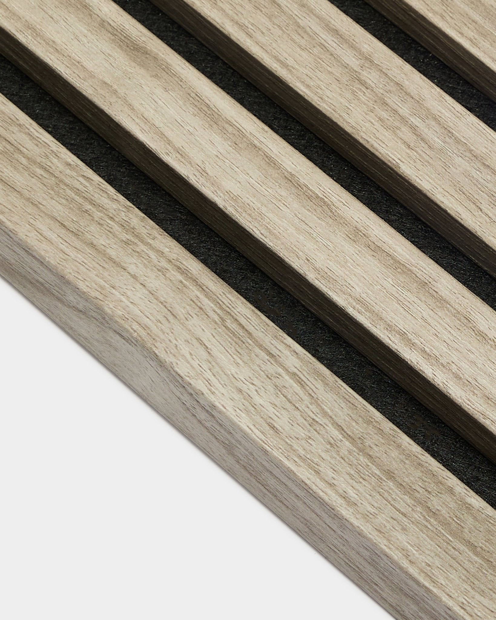 Nahaufnahme der WoodUpp Akupanel End-Lamelle in Weathered Oak, 2,2 cm – helle akustische Lamellen aus nordischer Eiche mit black Filzrückseite vor weißem Hintergrund.