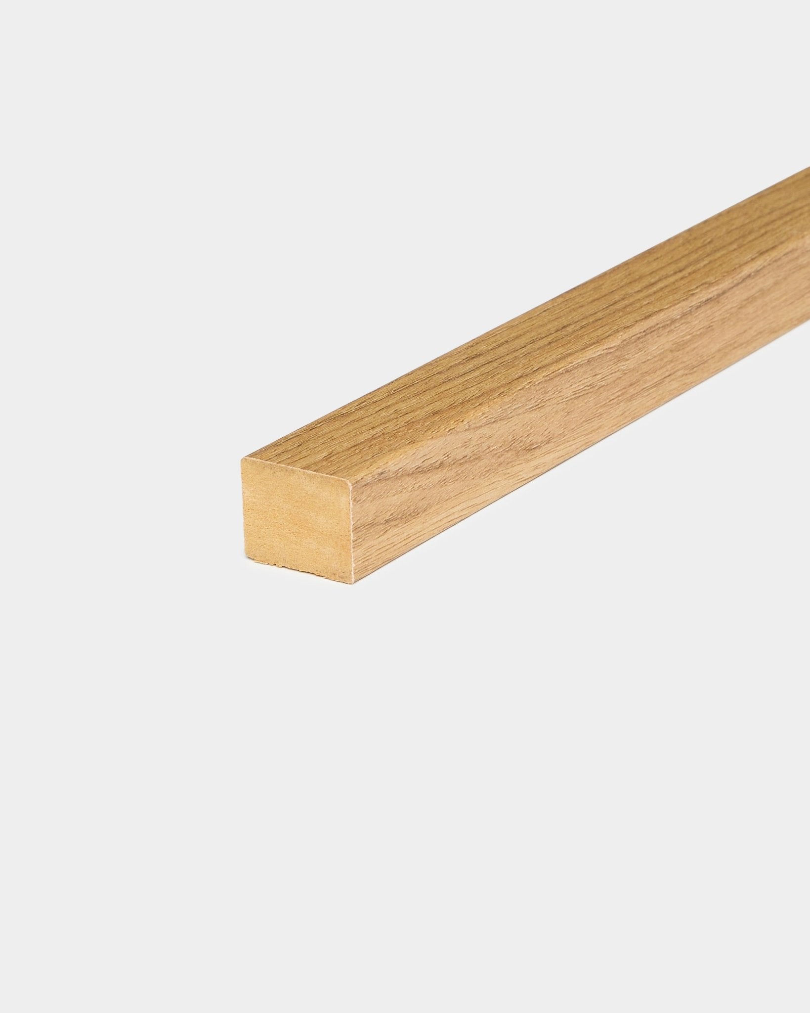 Abschlusslamelle aus Eiche mit glatter Oberfläche, 2,2 cm stark, als Montagezubehör für die Akustik-Holzpaneele und Paneelwände von WoodUpp Akupanel konzipiert.