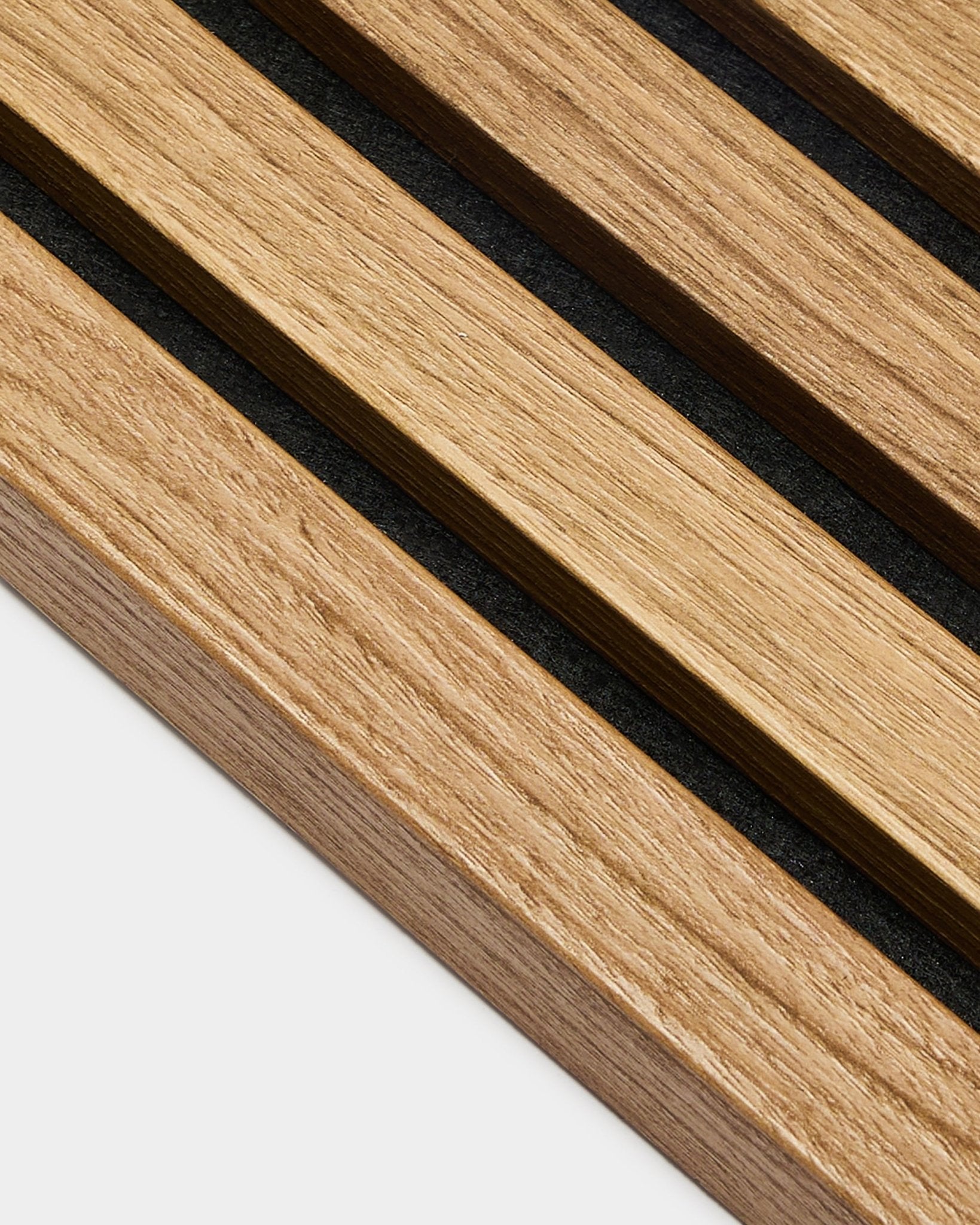 Nahaufnahme von WoodUpp Akupanel Akustikpaneel: Parallele Abschlusslamellen aus Eiche, 2,2 cm breit, auf einem MDF-Rahmen montiert – für einen minimalistischen nordischen Look.