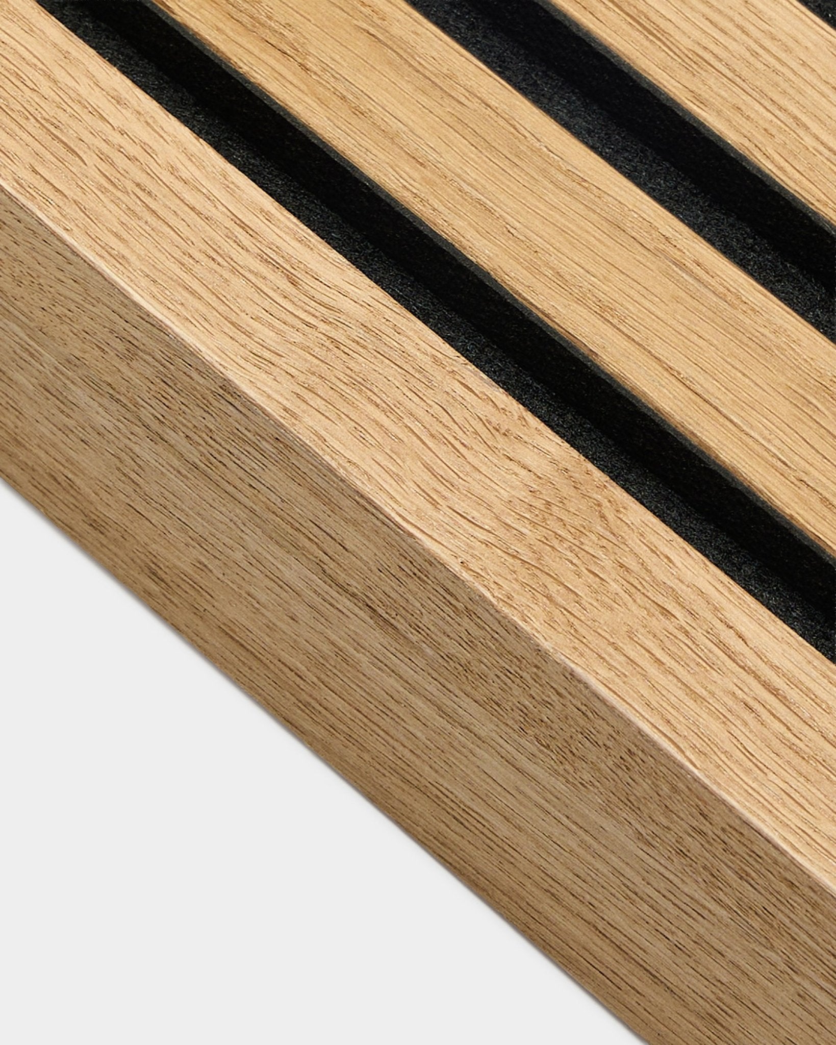 Nahaufnahme der WoodUpp Akupanel Akustikpaneel in Rustic Brown Oak: 6,7 cm breite End-Lamelle mit parallelen black-Nuten und strukturierter Holzmaserung.