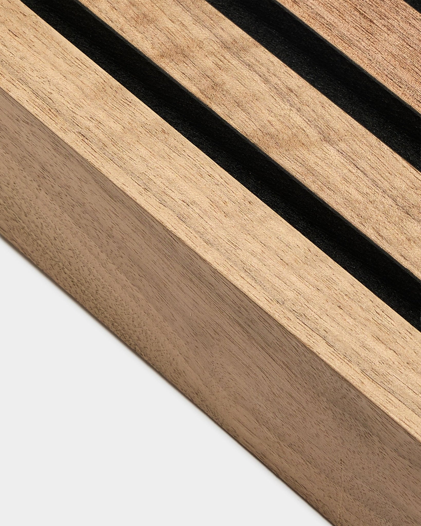 Nahaufnahme der WoodUpp Akupanel End-Lamelle in Walnuss, 6,7 cm breit, MDF-Rahmen mit akustischer Filzrückseite in black, vor hellgrauem Hintergrund dargestellt.