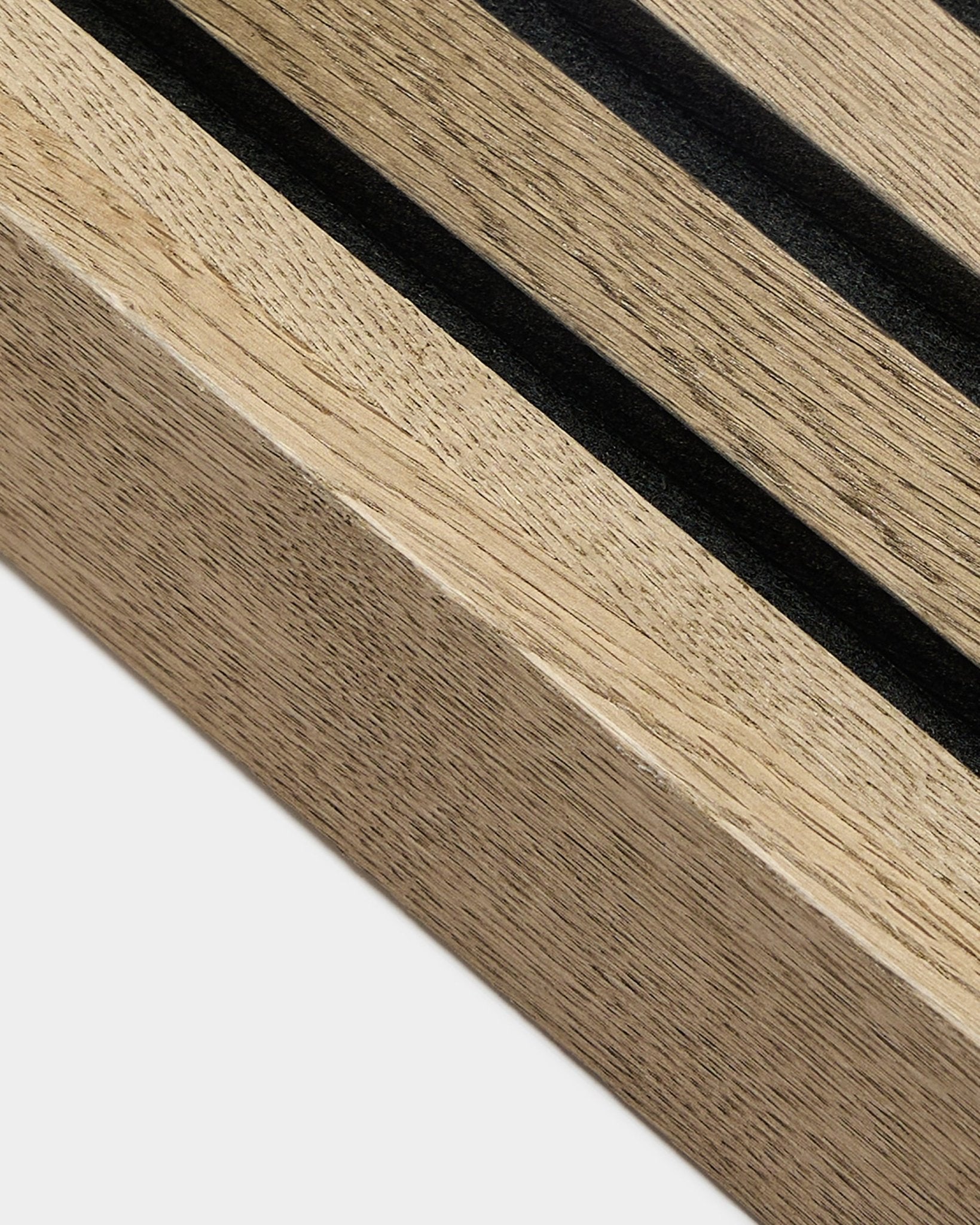 Nahaufnahme des WoodUpp Akupanel Zubehörs: Endlamelle in Rustic Grey Oak (6,7 cm) mit dunklen, schmalen Rillen entlang der hellen nordischen Holzmaserung und einer strukturierten Oberfläche.