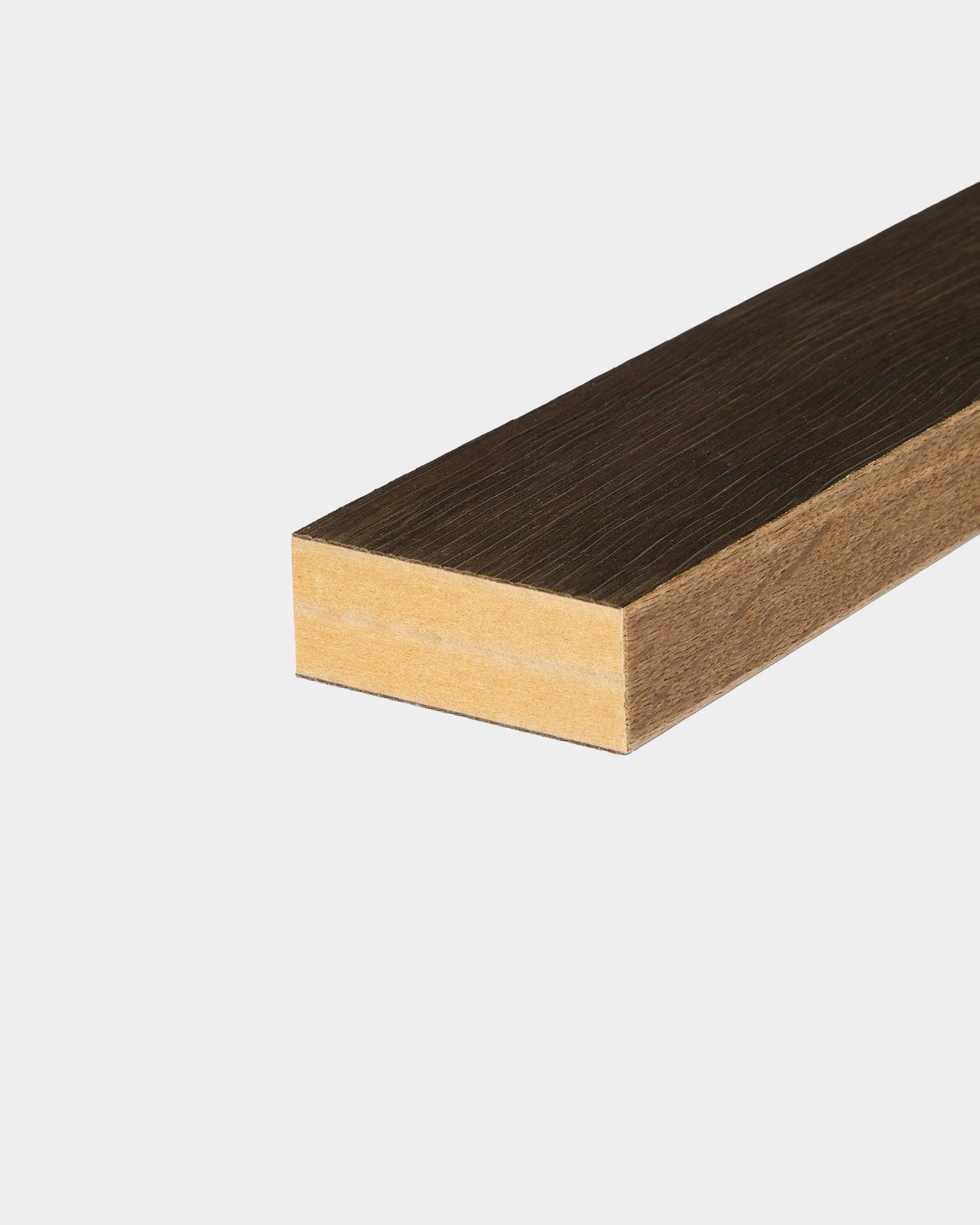 WoodUpp End-Lamelle in Rustic Smoked Oak (6,7 cm), entwickelt für Nordic-Akupanel-Akustikpaneel-Installationen, vor weißem Hintergrund dargestellt.