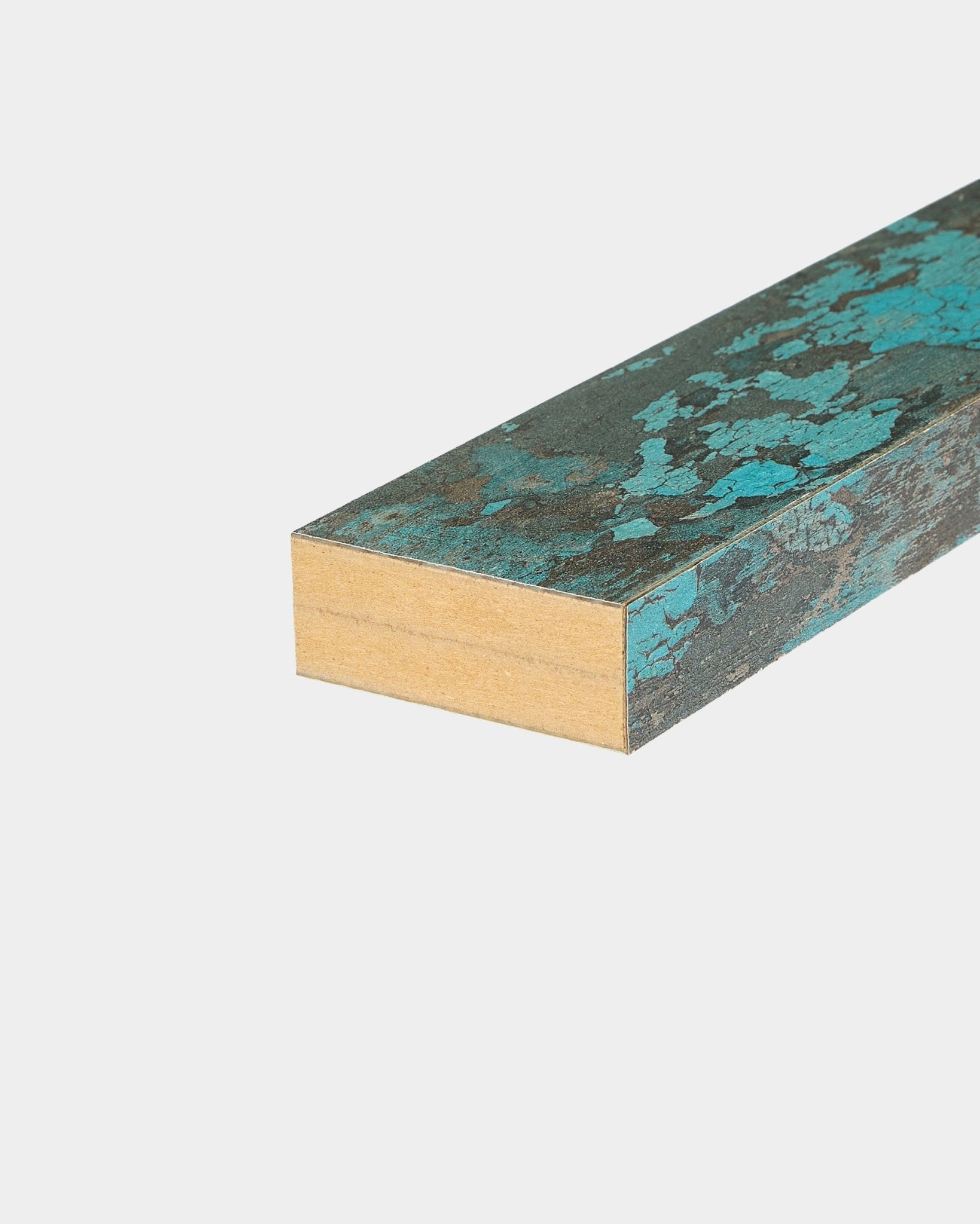 Nahaufnahme des WoodUpp Akupanel-Zubehörs: Abschlusslamelle in Oxide Blue, 6,7 cm breit, entwickelt für Akustikpaneel- oder Akupanel-Installationen vor weißem Hintergrund.