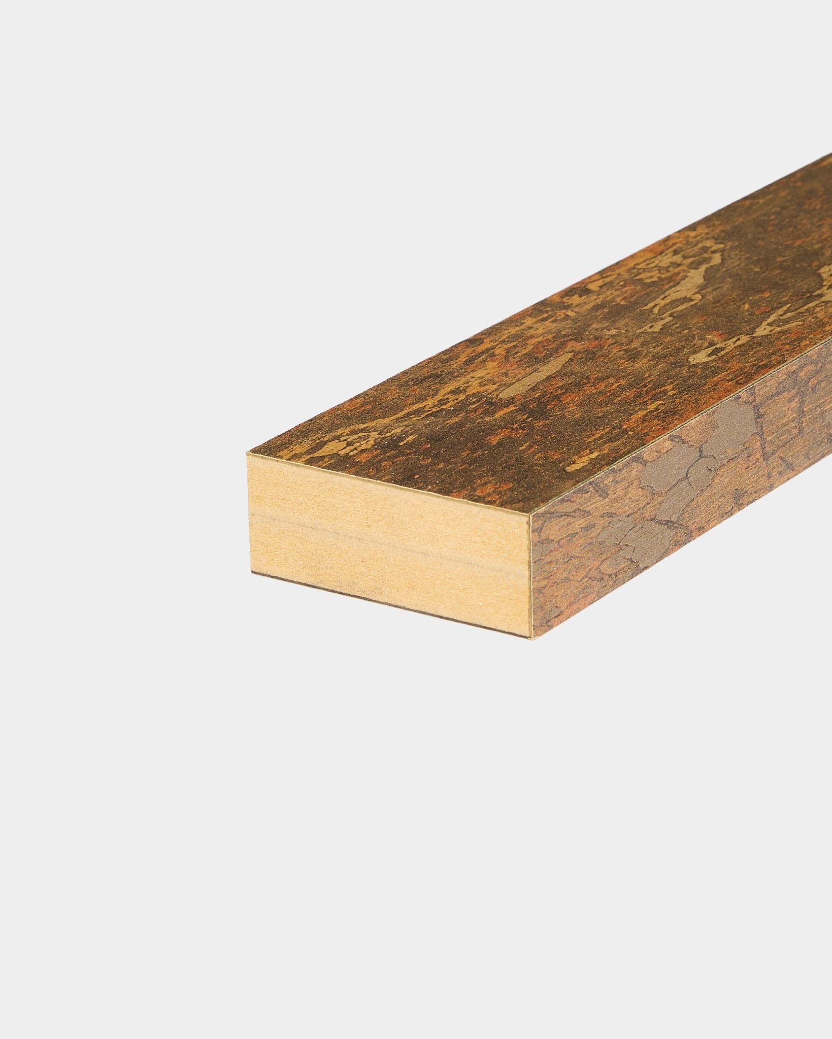 WoodUpp Akupanel Endlamelle in Oxide Copper Finish, 6,7 cm breit, entwickelt für eine nahtlose Akustikpaneel- oder Slatwall-Montage auf jeder Oberfläche.