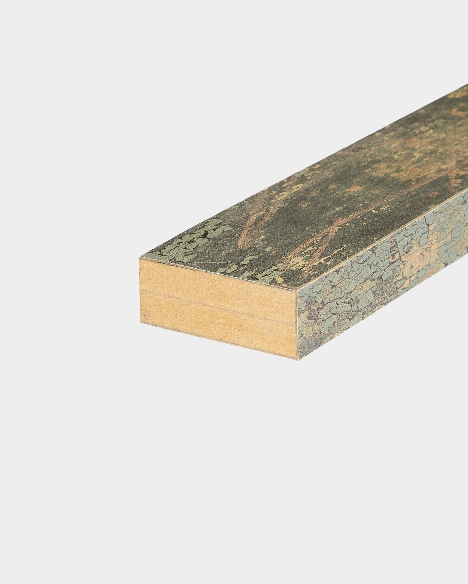 Nahaufnahme der WoodUpp CREATE Endlamelle in Oxide Grey (6,7 cm), die ihre strukturierte, geschichtete Akustikpaneel Oberfläche vor weißem Hintergrund zeigt.