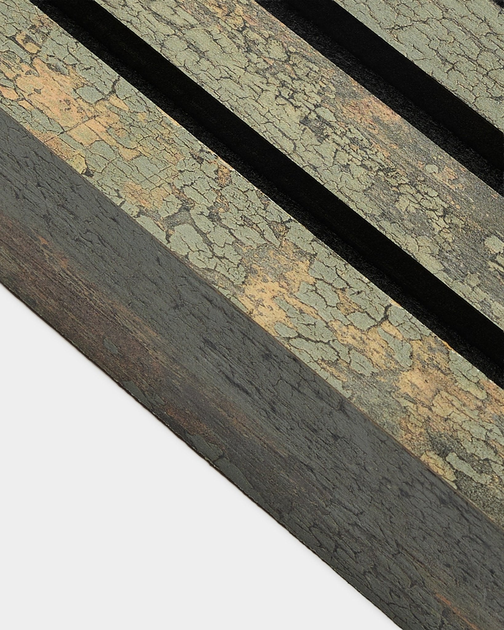 Nahaufnahme der WoodUpp Akupanel Endlamelle in Oxide Grey, 6,7 cm breit, mit einer strukturierten Akustikpaneel mit zwei black Rillen und einem MDF-Rahmen.