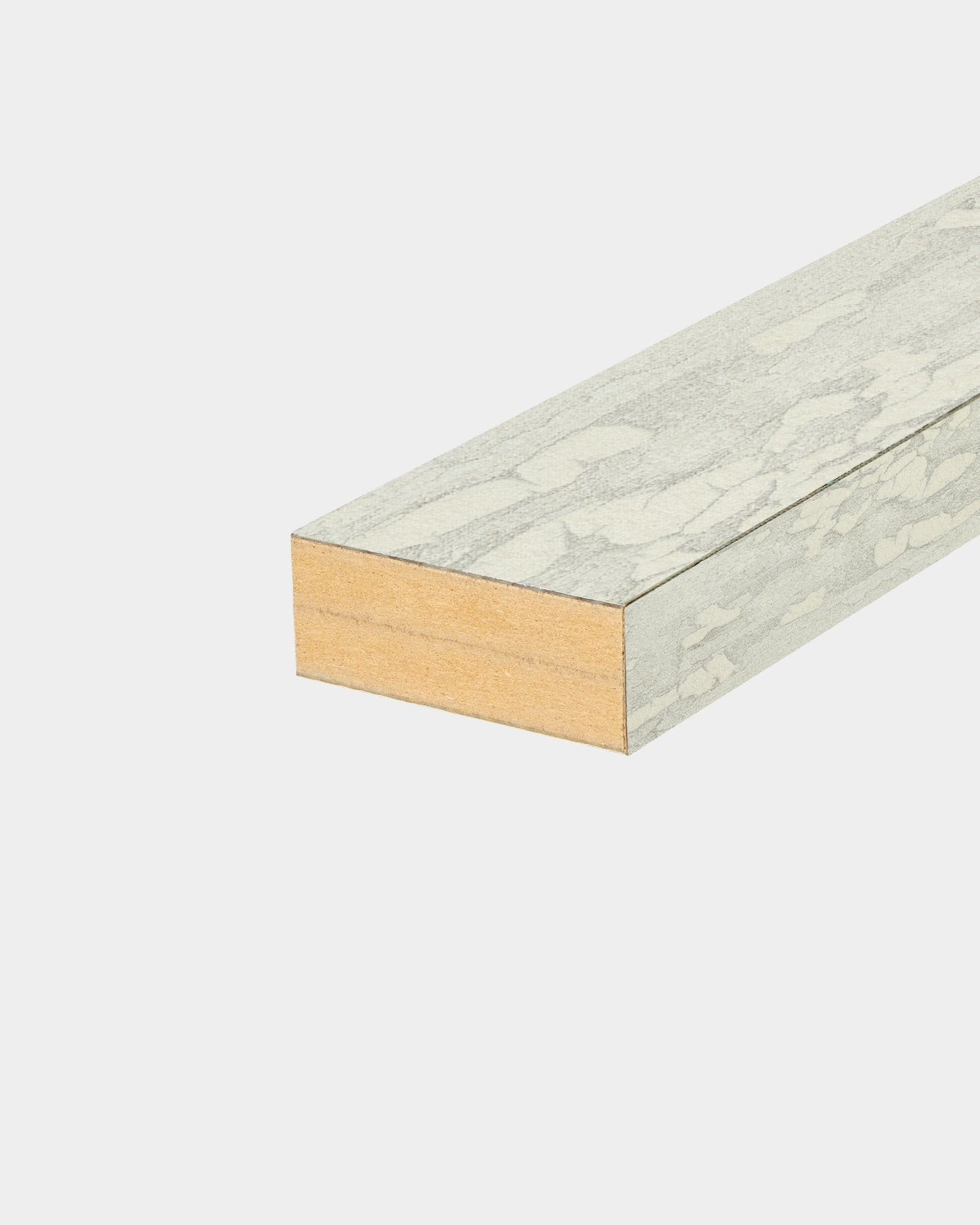 WoodUpp Akupanel Abschlusslamelle in Oxide White, 6,7 cm breit, mit einer strukturierten hellgrauen Oberfläche, entwickelt für Installationen mit Akustikpaneel oder SlatWall-Paneelen.