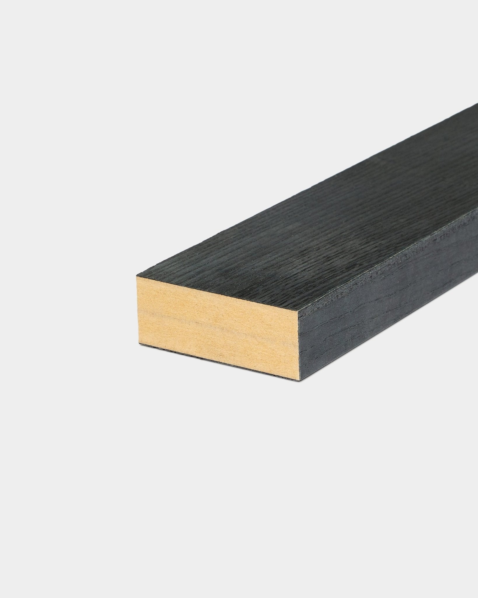 Abschlusslamelle in Black Esche (6,7 cm) mit black-lackierter Oberfläche und natural wood Kante, entwickelt für die Verwendung mit WoodUpp Akupanel Akustikpaneelen.