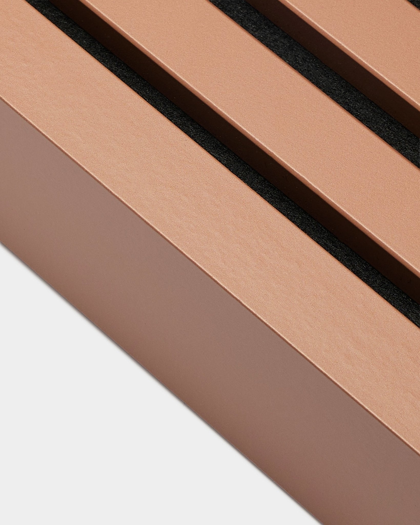 Nahaufnahme der WoodUpp Akupanel Installations-Endlamelle in Clay, 6.7 cm – helle brown Akustikpaneel mit drei black Schlitzen, nordisches minimalistisches Design.