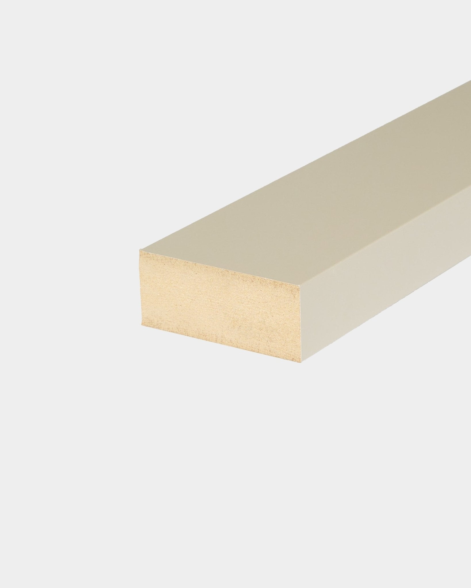 WoodUpp End Lamella Stone, ein 6,7 cm breites beige rechteckiges Paneel, entwickelt für Installationen mit Akupanel Akustik-Holzpaneelen, dargestellt vor weißem Hintergrund.