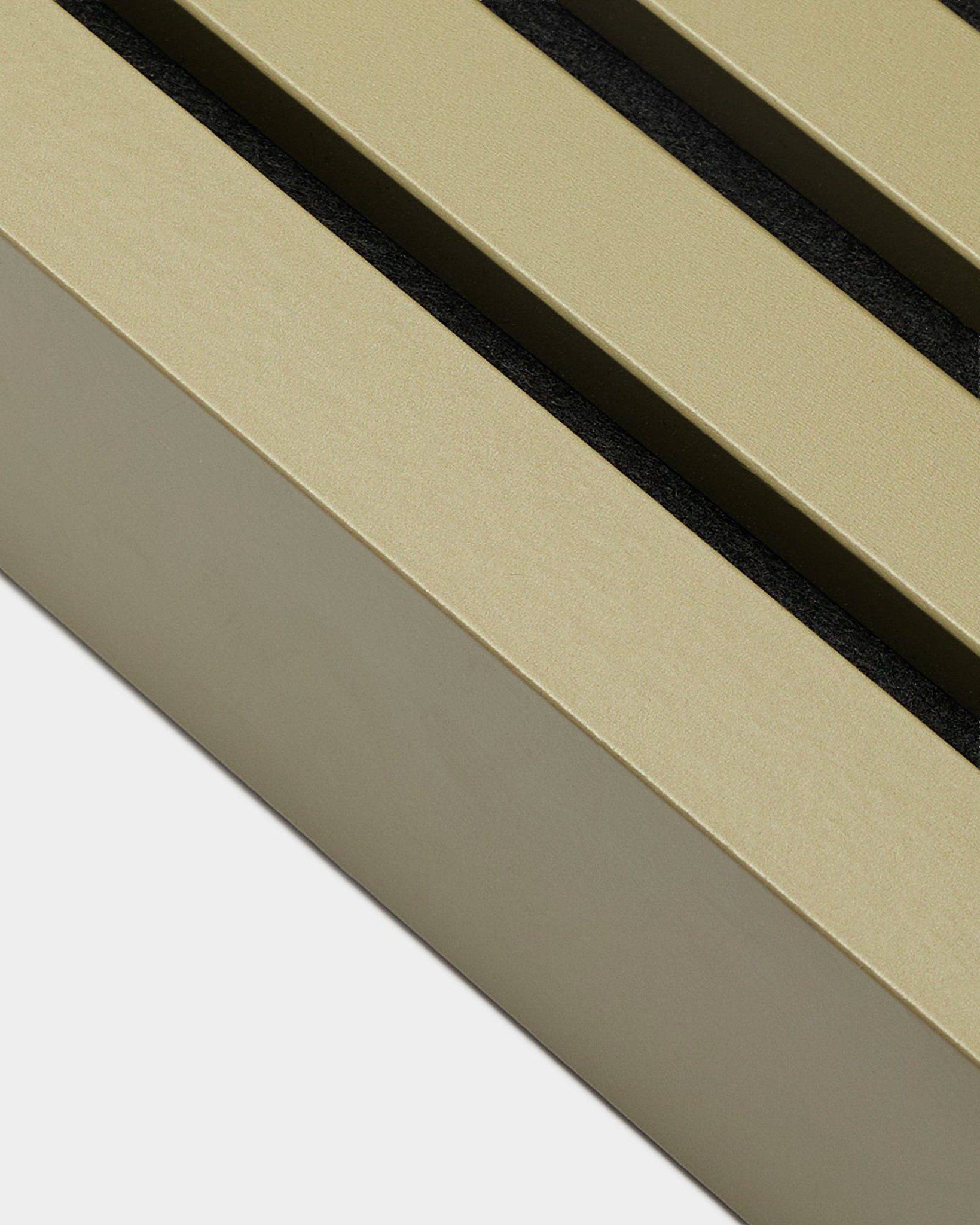 Detail des WoodUpp Akupanel Installationsprodukts, Endlamelle in Moss Ausführung, 6,7 cm breit, mit einem beige MDF-Rahmen und black Schlitzen vor weißem Hintergrund.