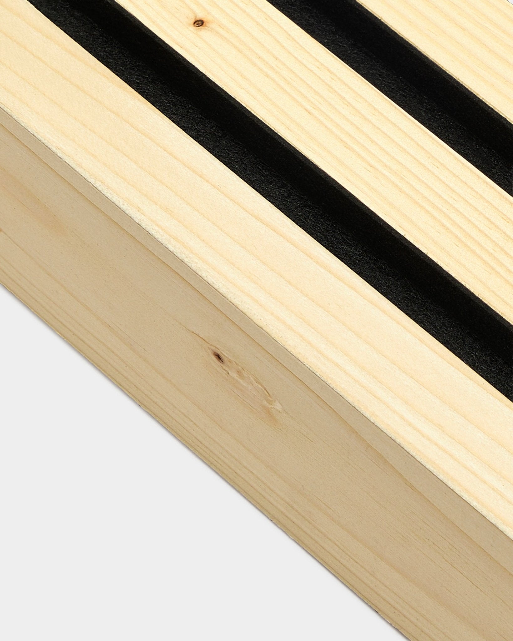 Nahaufnahme der WoodUpp Endlamelle in Alp, 6,7 cm breit, mit detaillierter Holzmaserung; entwickelt für die Nordic Akustikpaneel Wand- oder Akupanel-Montage.
