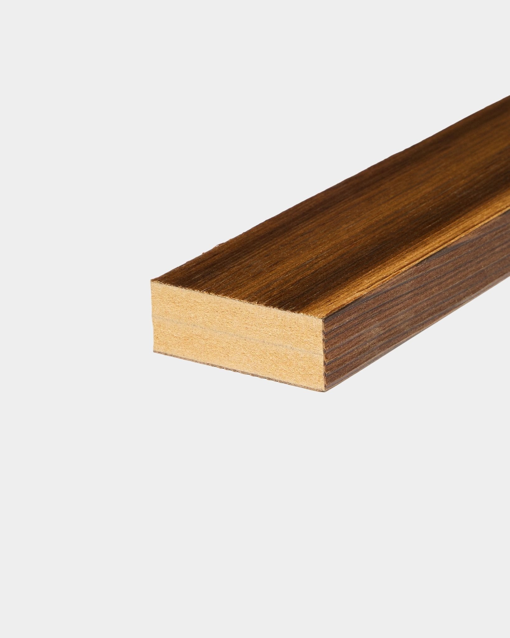 WoodUpp End-Lamelle in Rustic Smoked Larch (6,7 cm), konzipiert für die Integration in MDF-Rahmen oder für den Abschluss von Wandkanten, vor schlichtem weißem Hintergrund dargestellt.