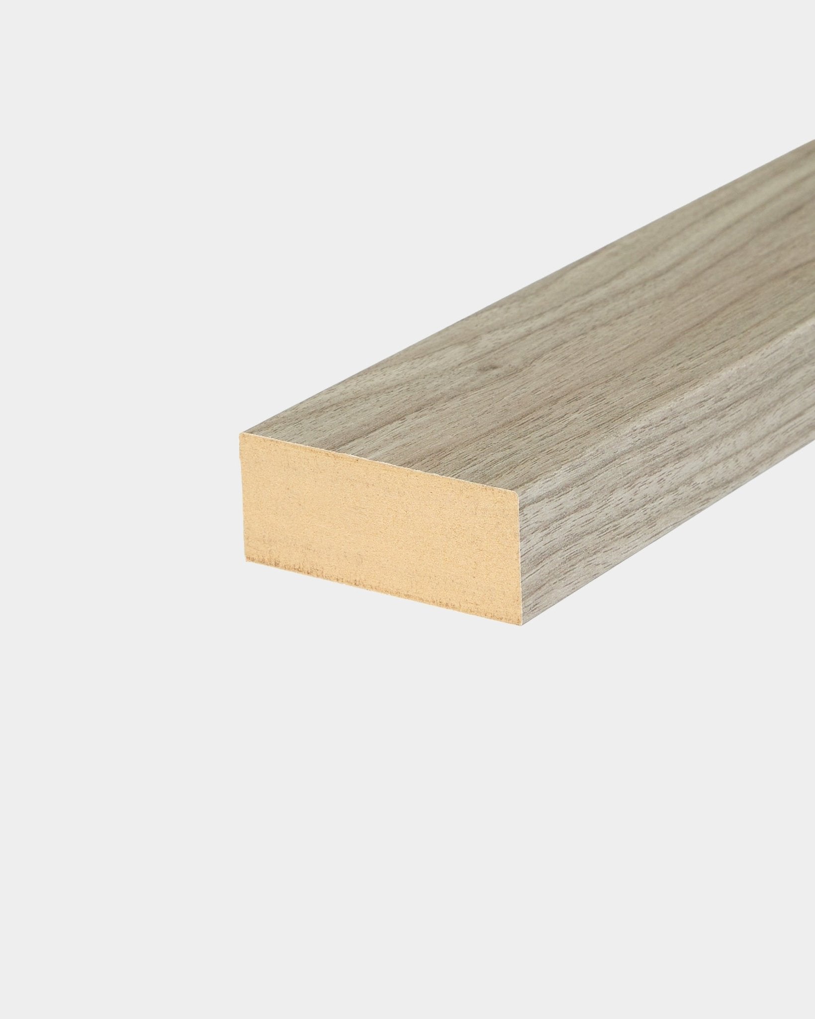 Endlamelle in Weathered Oak (6,7 cm) für WoodUpp Akupanel Akustikpaneel Installationen, geeignet als Abschlussleiste für Nordic Paneelwände oder Slatwall-Systeme.
