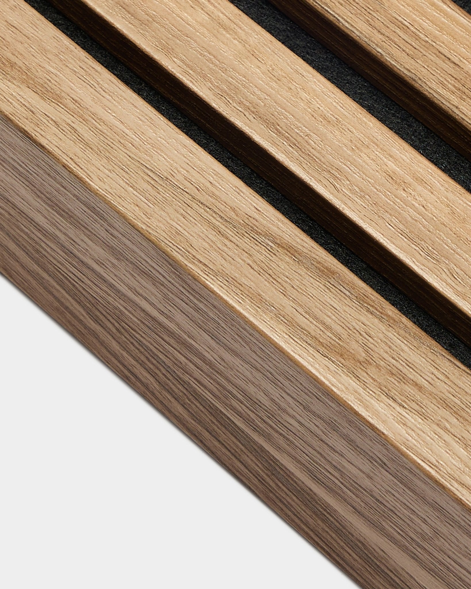 Nahaufnahme der WoodUpp Akupanel Endlamelle in English Walnut (6,7 cm), die black Zwischenräume zwischen den Akustiklamellen vor einem schlichten weißen Hintergrund zeigt.