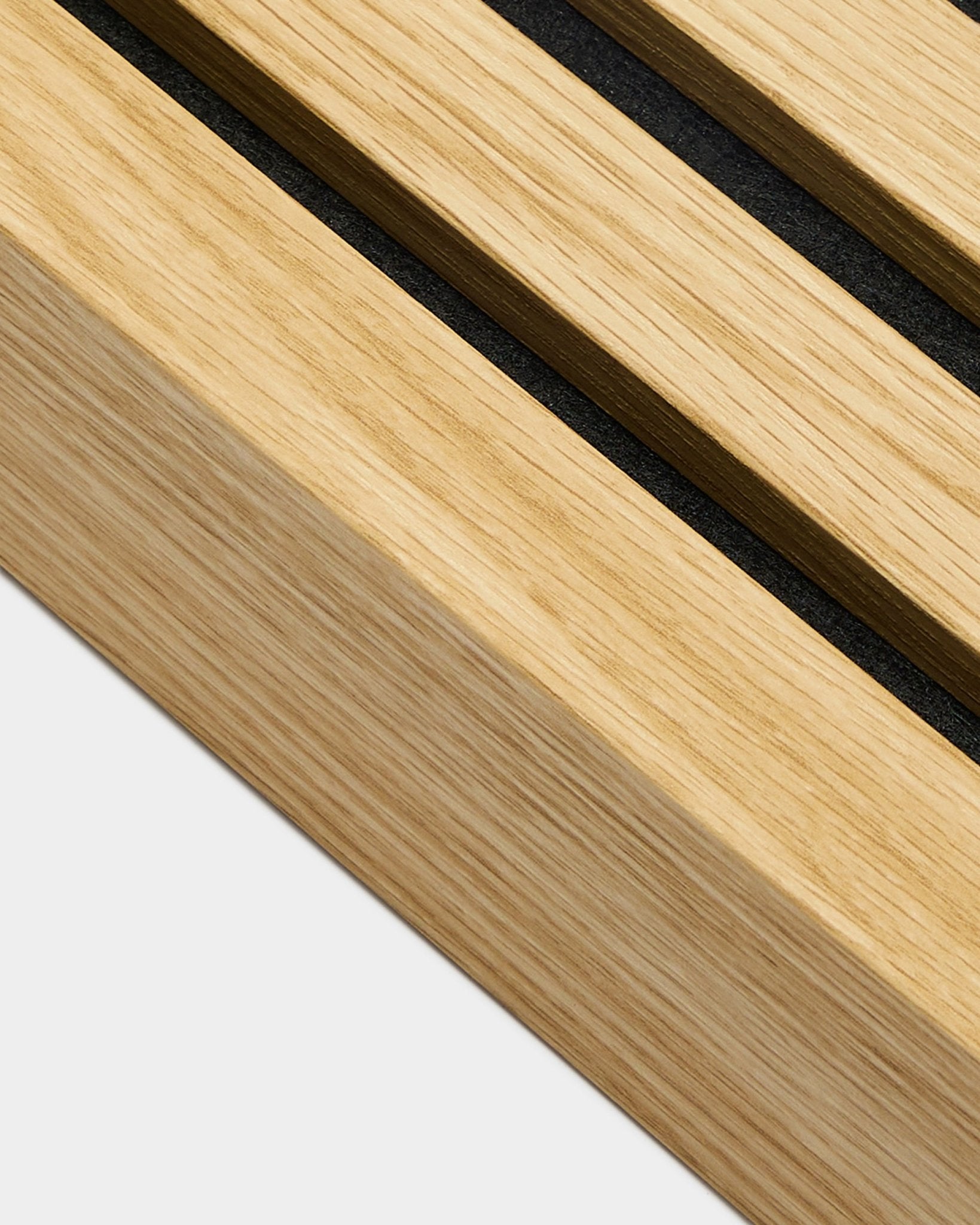 Nahaufnahme des WoodUpp Akupanel Installationsprodukts, Endlamelle in Southern Oak, 6,7 cm breit, mit black Nuten auf hellem Holz für klar definierte Akustikpaneel-Linien.