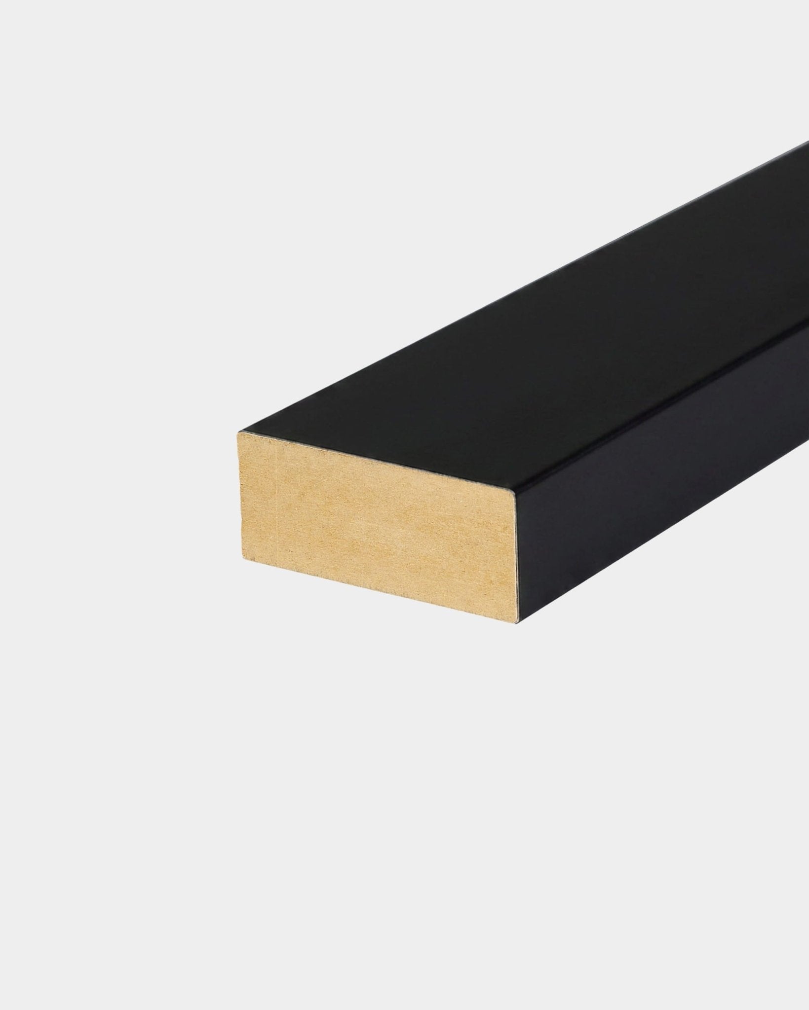 WoodUpp Endlamelle, schwarz ummantelt, 240 × 6,7 cm MDF mit schwarzer Oberflächenbeschichtung an drei Seiten und naturbelassenem Holzende für die nahtlose Montage von Akupanel-Akustikpaneelen.