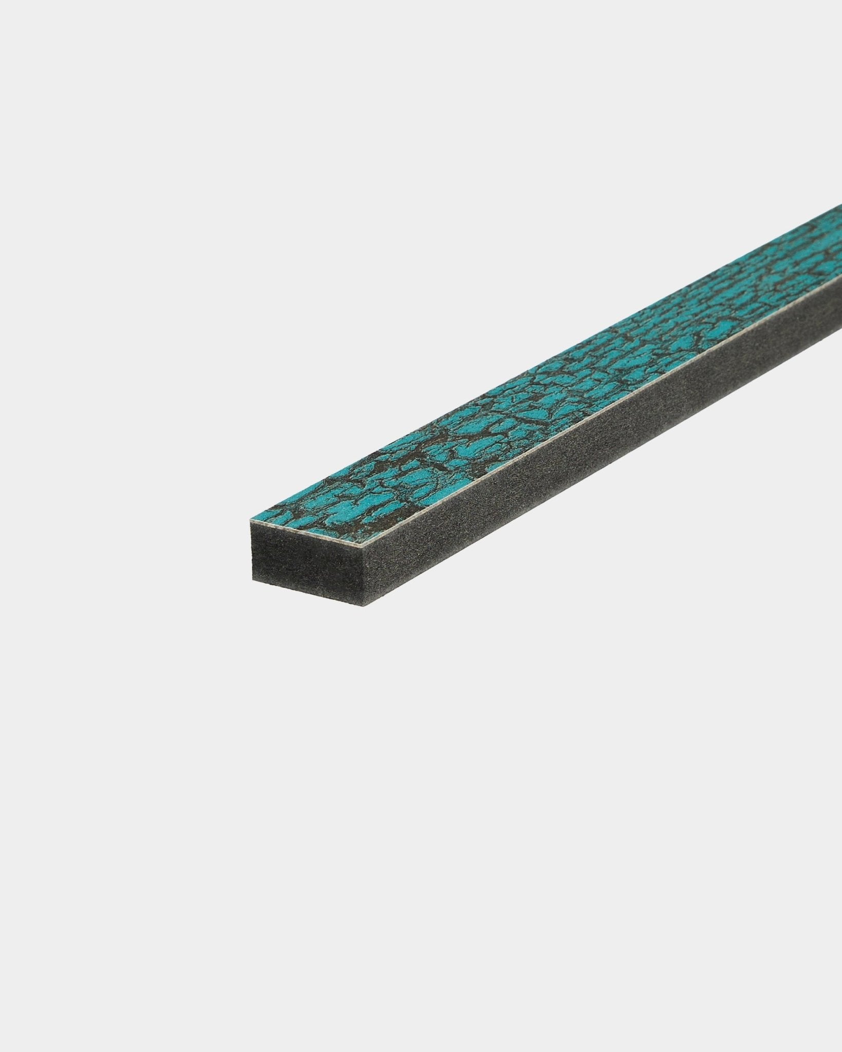 Nahaufnahme der WoodUpp Lamella in Oxide Blue, 240 cm langes nordisches Akustikholz-Zubehör für präzise Kantenabschlüsse oder den Austausch von Akupanel Lamellen.
