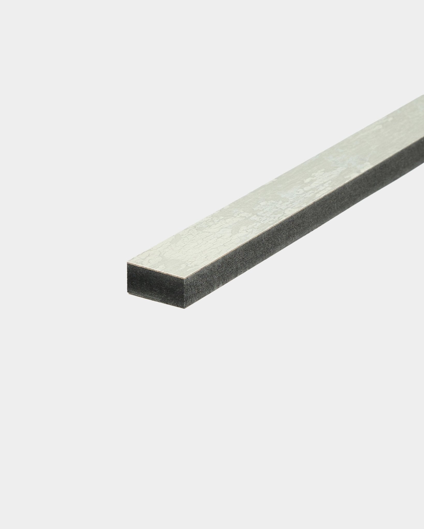 WoodUpp Akupanel Oxide White 240 cm Akustikpaneel mit Lamellen, mit einer metallischen Deckschicht und dunkler Schaumstoffrückseite, dargestellt vor einem schlichten weißen Hintergrund.