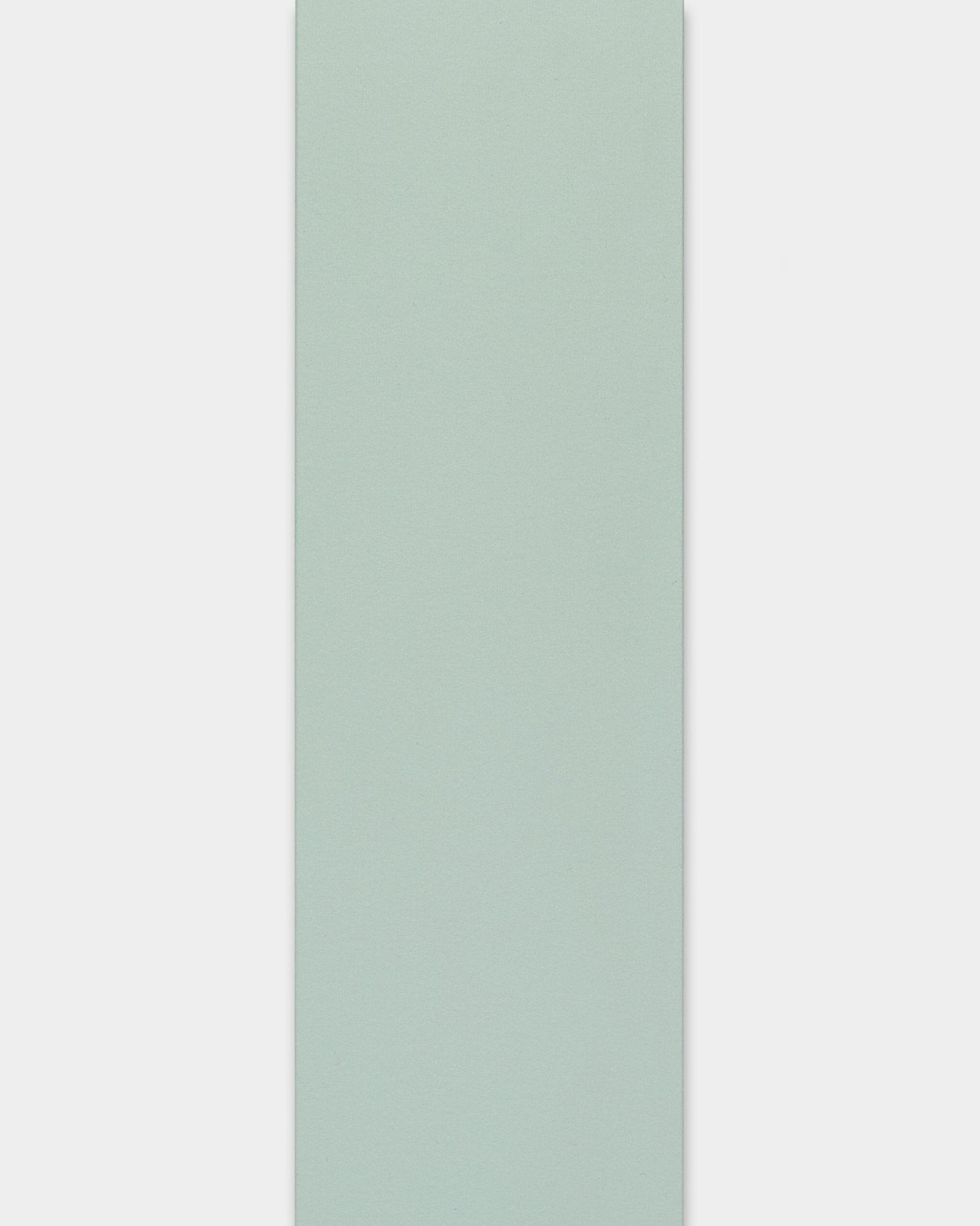 Vertical hellblaue Akustikpaneel mit feiner Textur und klaren Kanten aus der Lamella-Kollektion von WoodUpp, vor schlichtem weißem Hintergrund dargestellt.