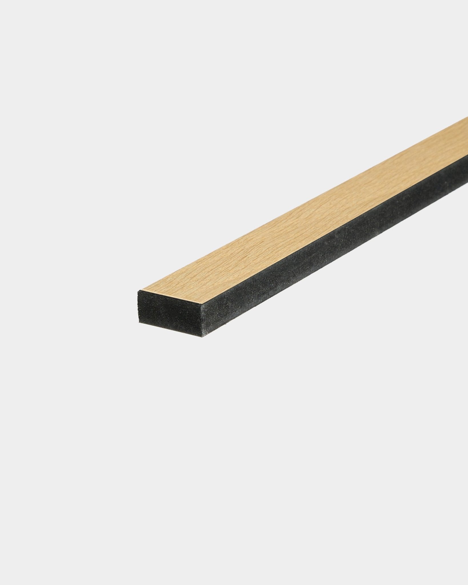 WoodUpp Lamella Classic Oak Lamelle, 240 cm lang, mit black MDF-Träger; als Ersatzlamelle für Akustikpaneele oder zur Reparatur von Paneelen gedacht.